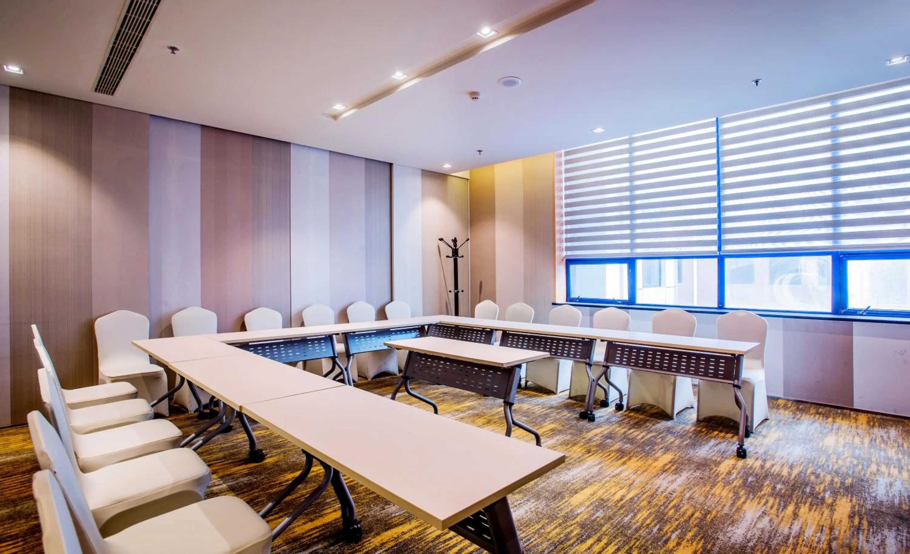 Meeting/conference room in Holiday Inn Express City Centre Dalian by IHG