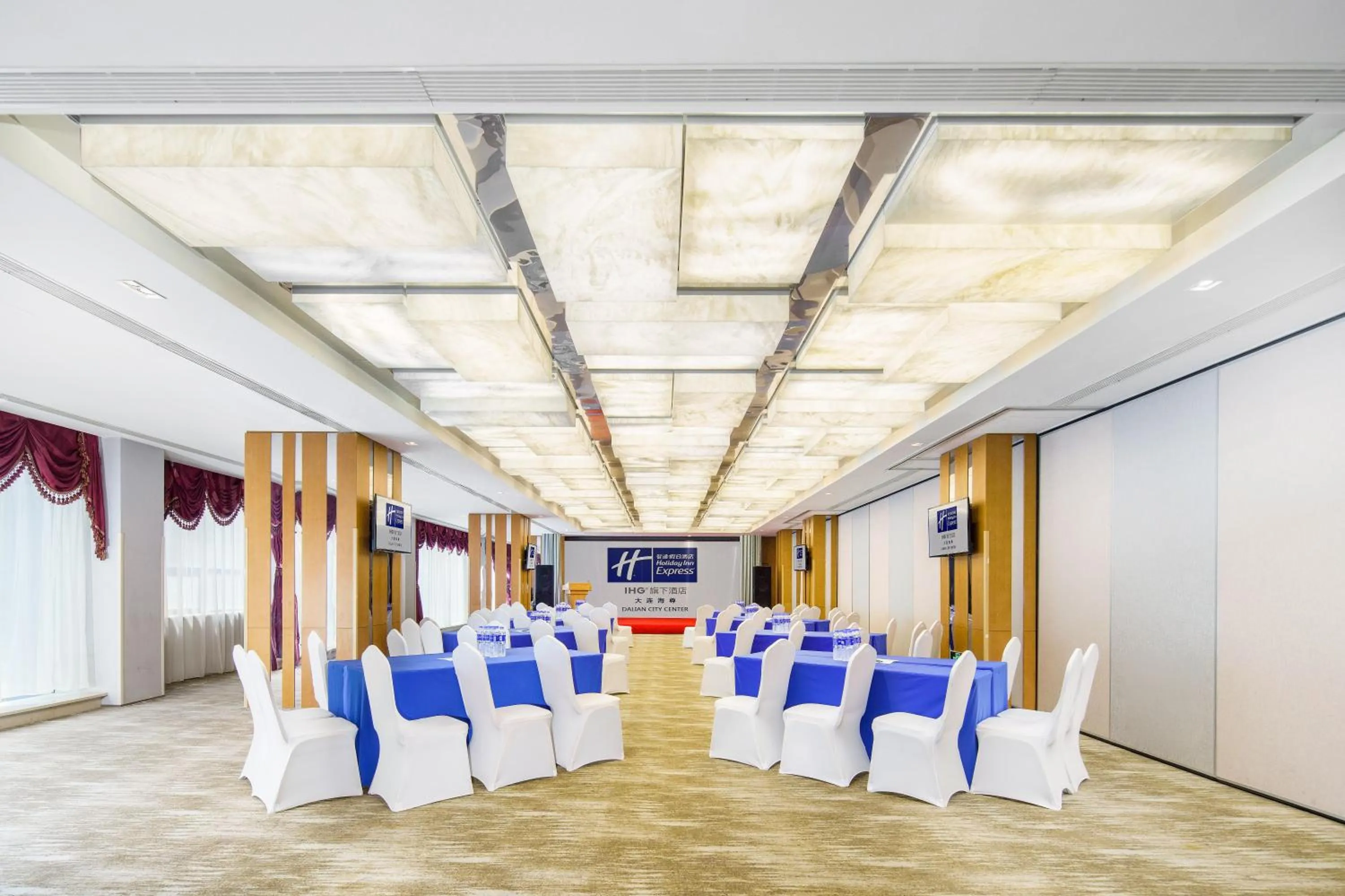 Meeting/conference room in Holiday Inn Express City Centre Dalian by IHG