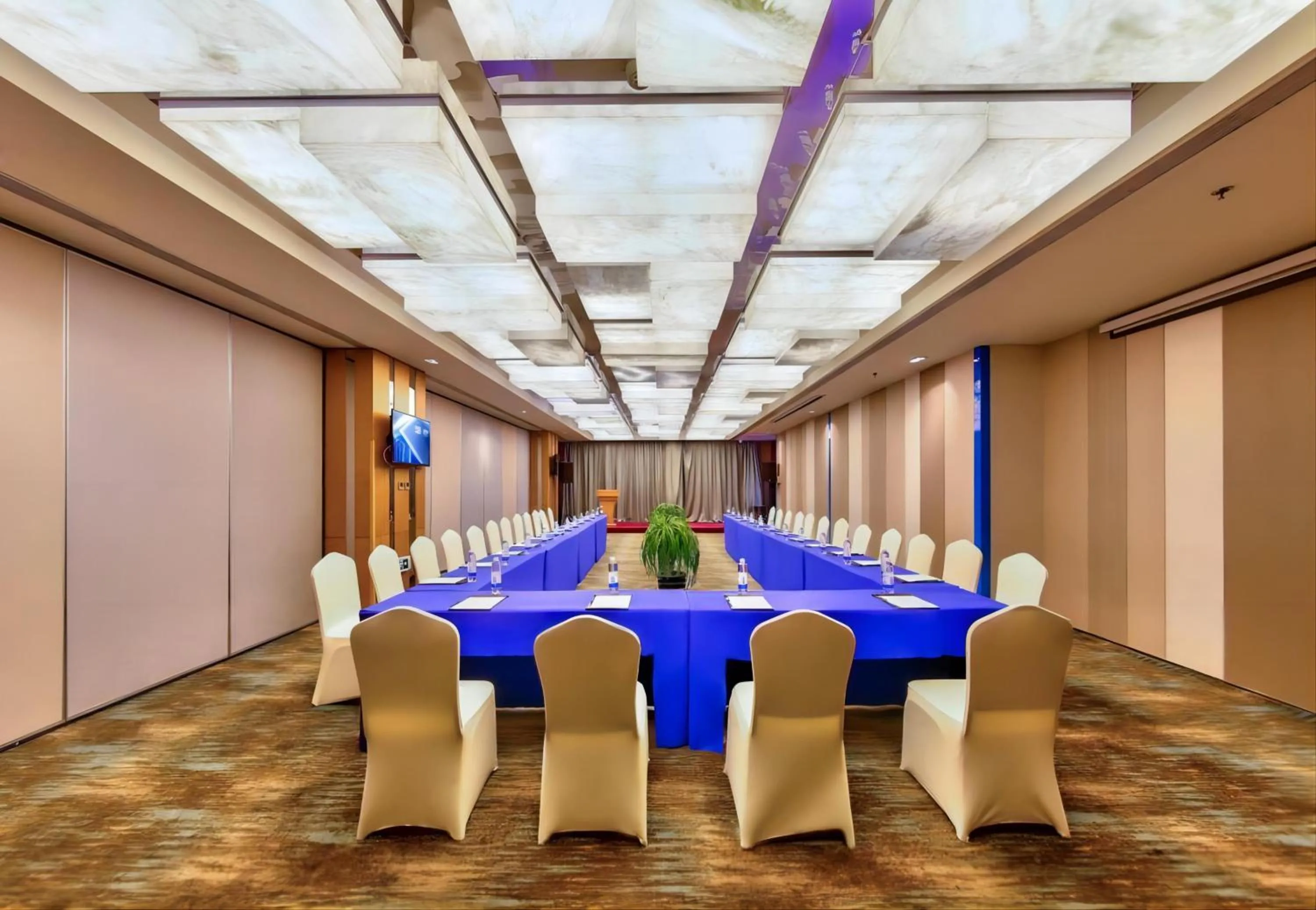 Meeting/conference room in Holiday Inn Express City Centre Dalian by IHG