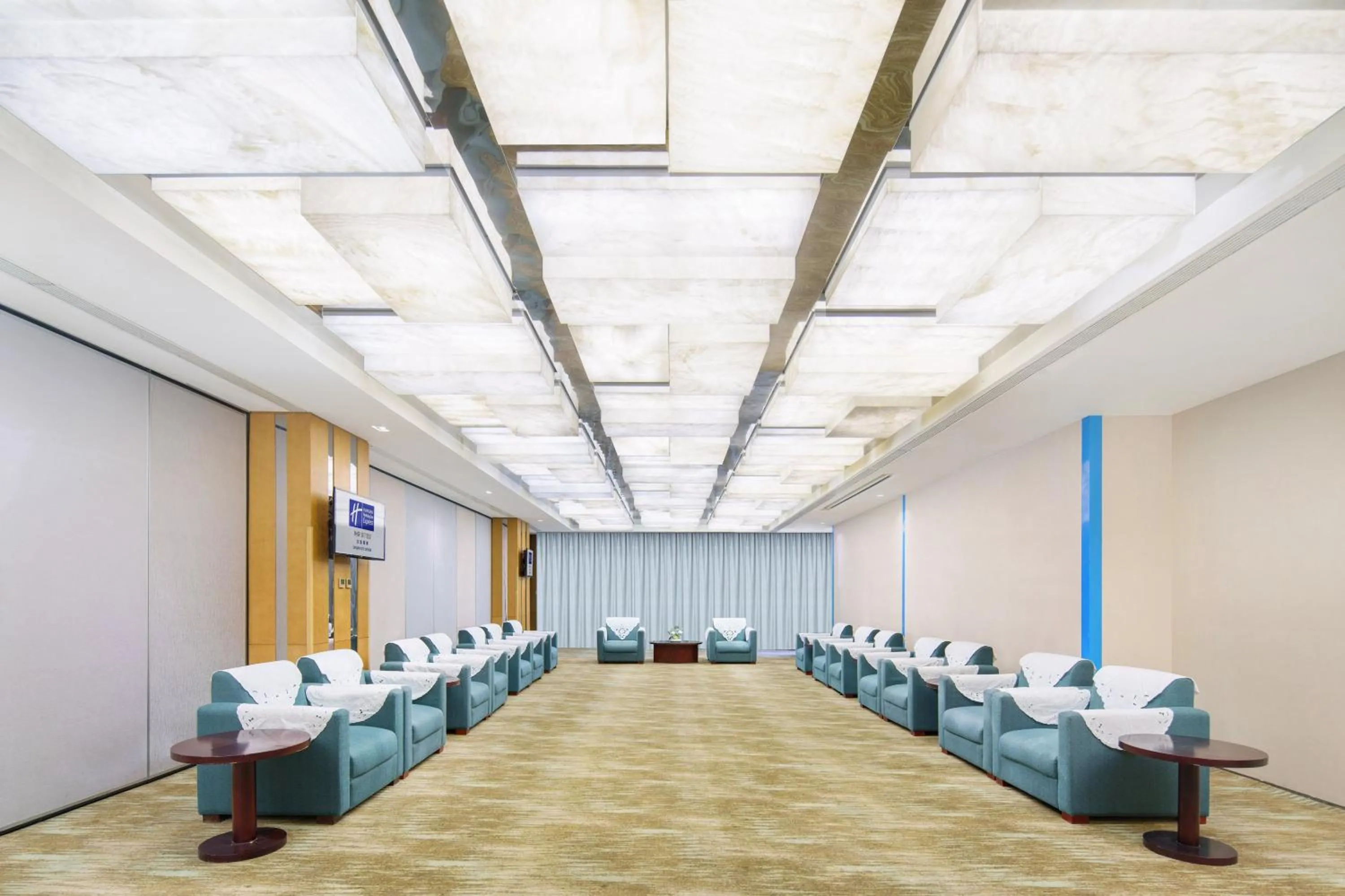 Meeting/conference room in Holiday Inn Express City Centre Dalian by IHG