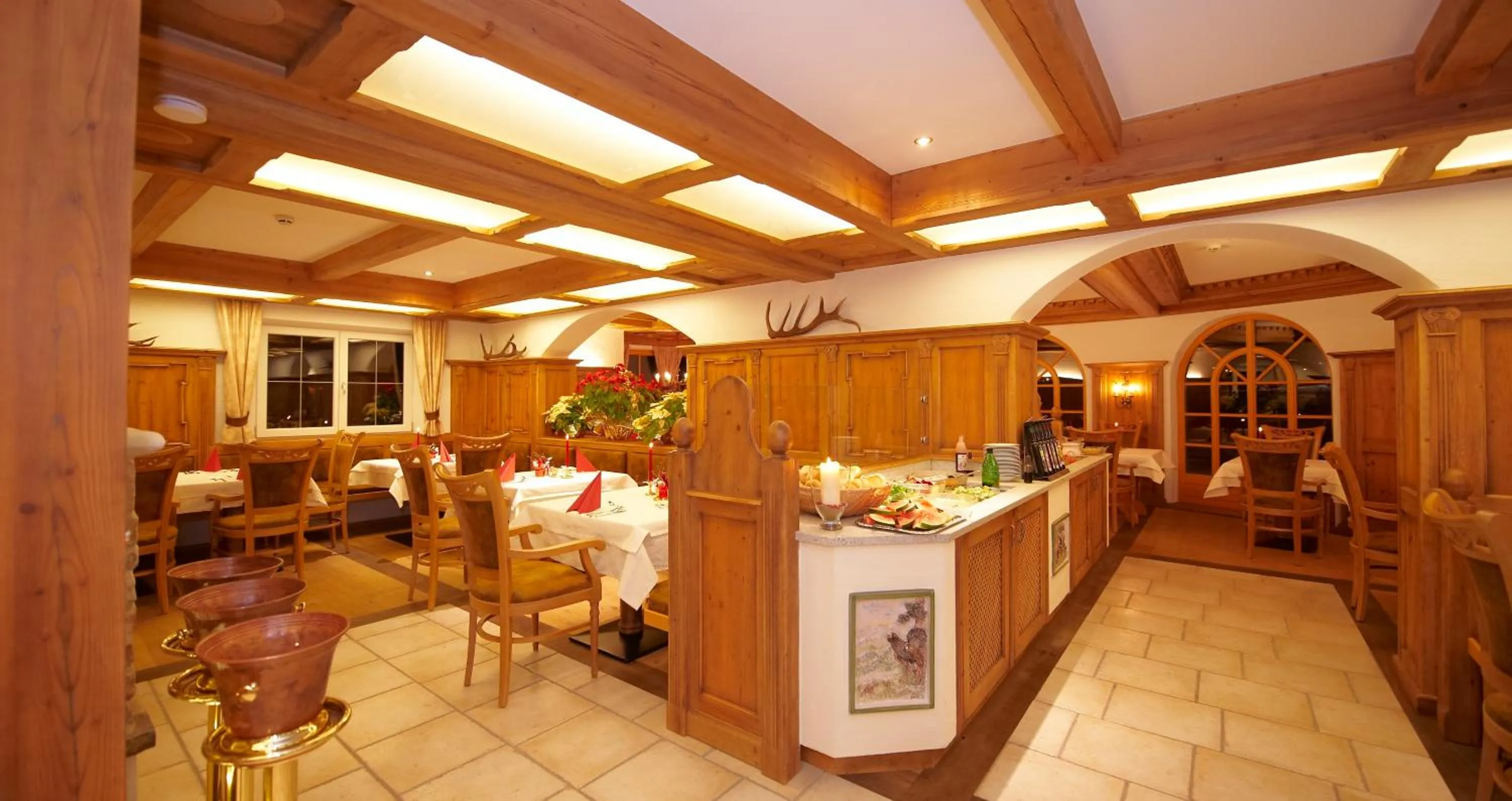 Restaurant/places to eat in Hotel Lisa