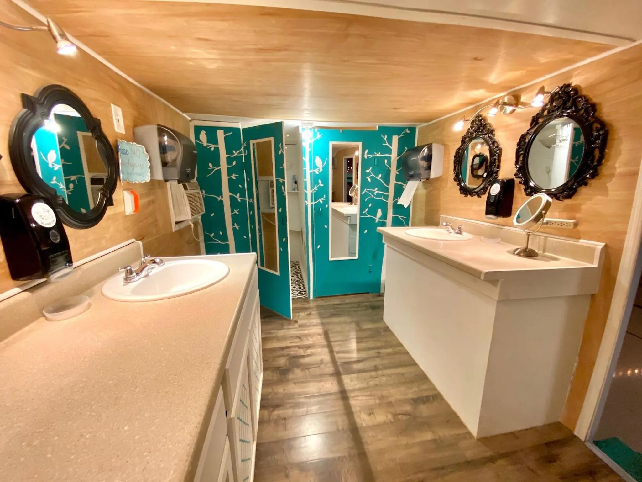 Bathroom in Lone Star Glamp Inn