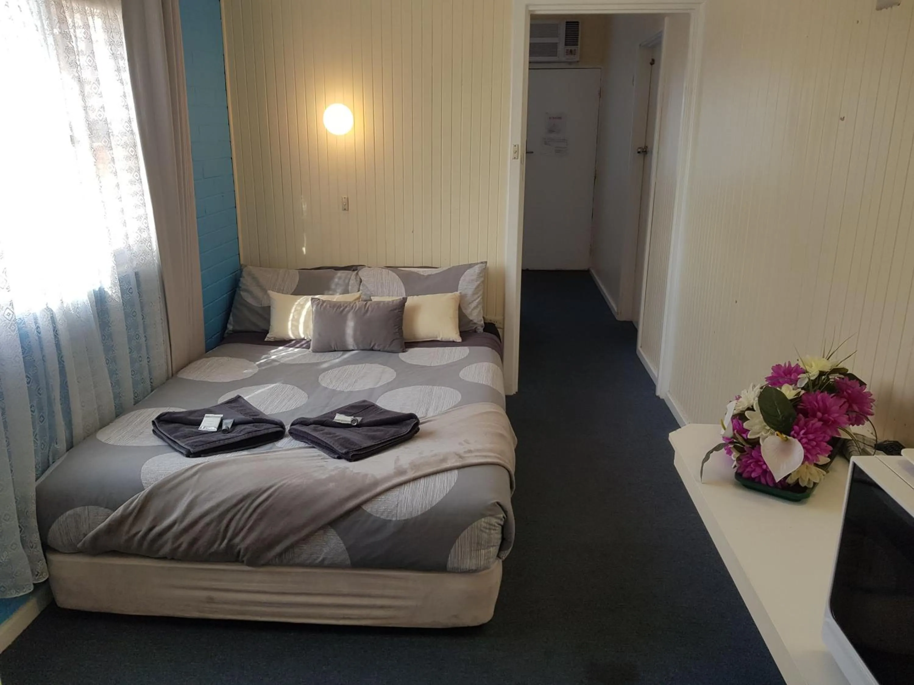 Bed in Whyalla Country Inn Motel