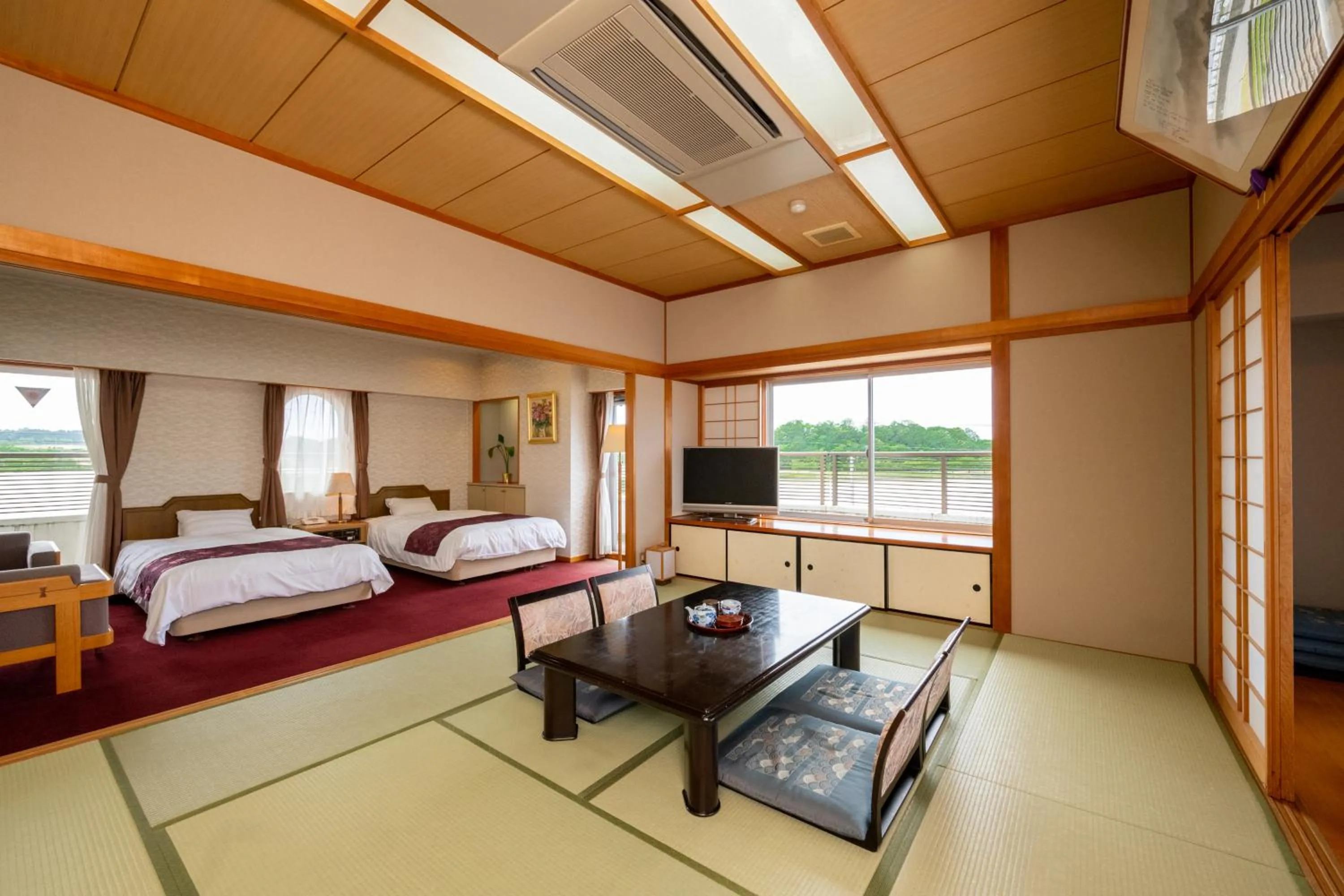 Photo of the whole room, Bed in Awara Kitagata Onsen Kohanso Hana Yurari