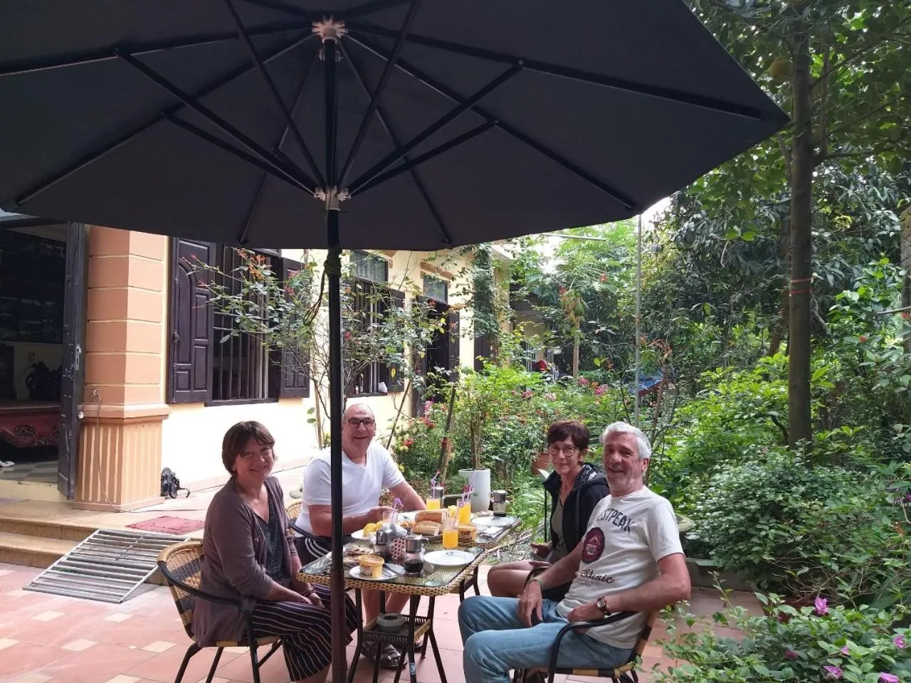 Restaurant/places to eat in Lys Homestay