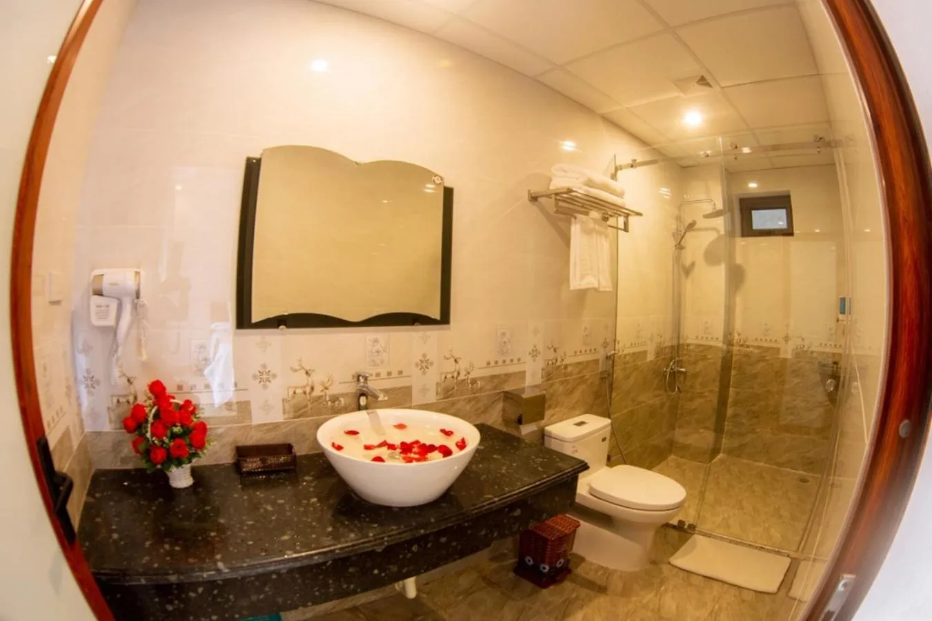 Shower in Lys Homestay