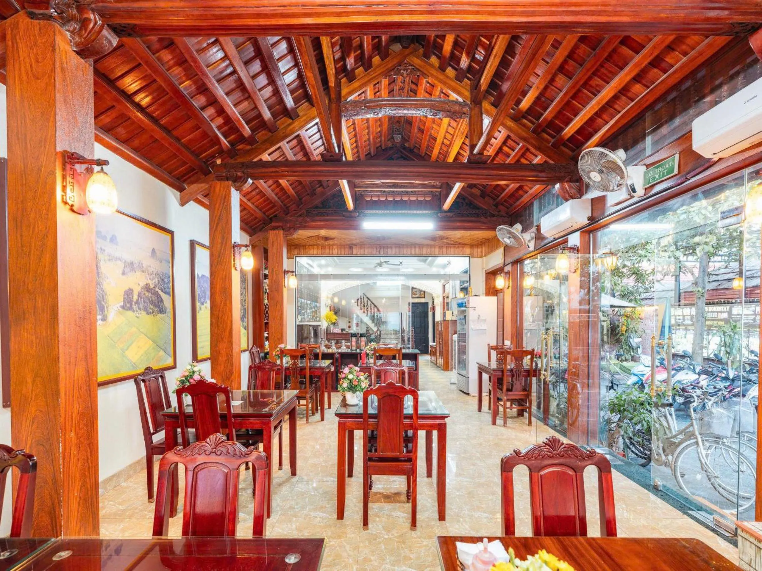 Restaurant/places to eat in Lys Homestay