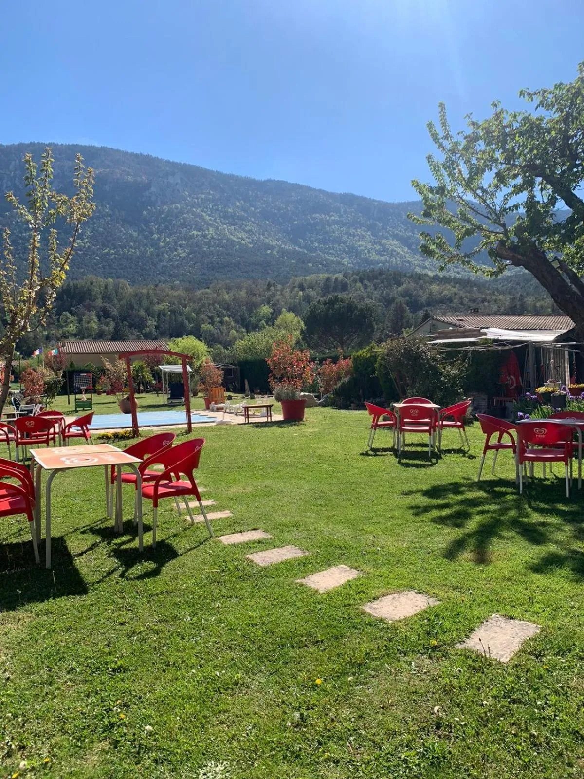 Garden in Hotel Restaurant Rose des Pyrénées