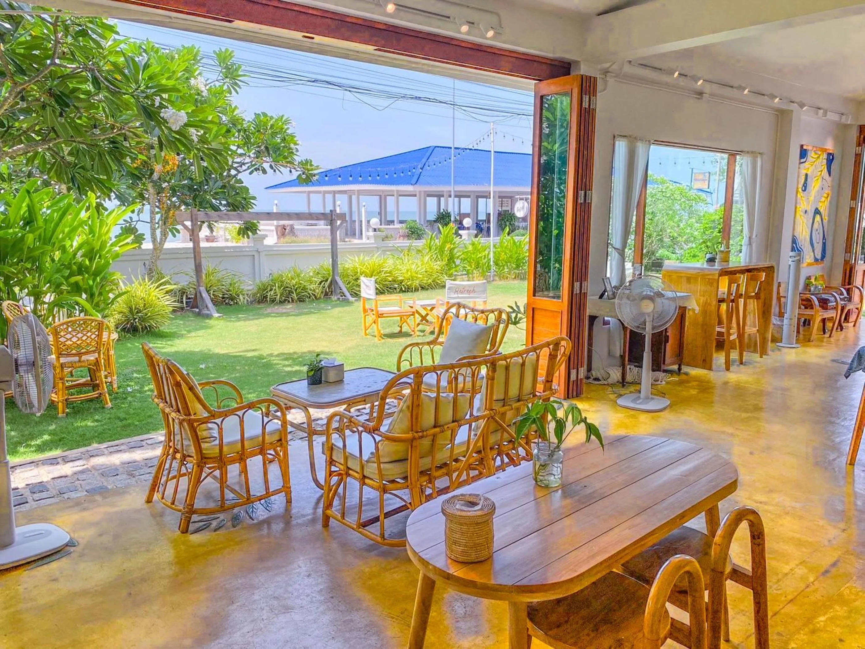 Restaurant/places to eat in Bangsaphan Resort