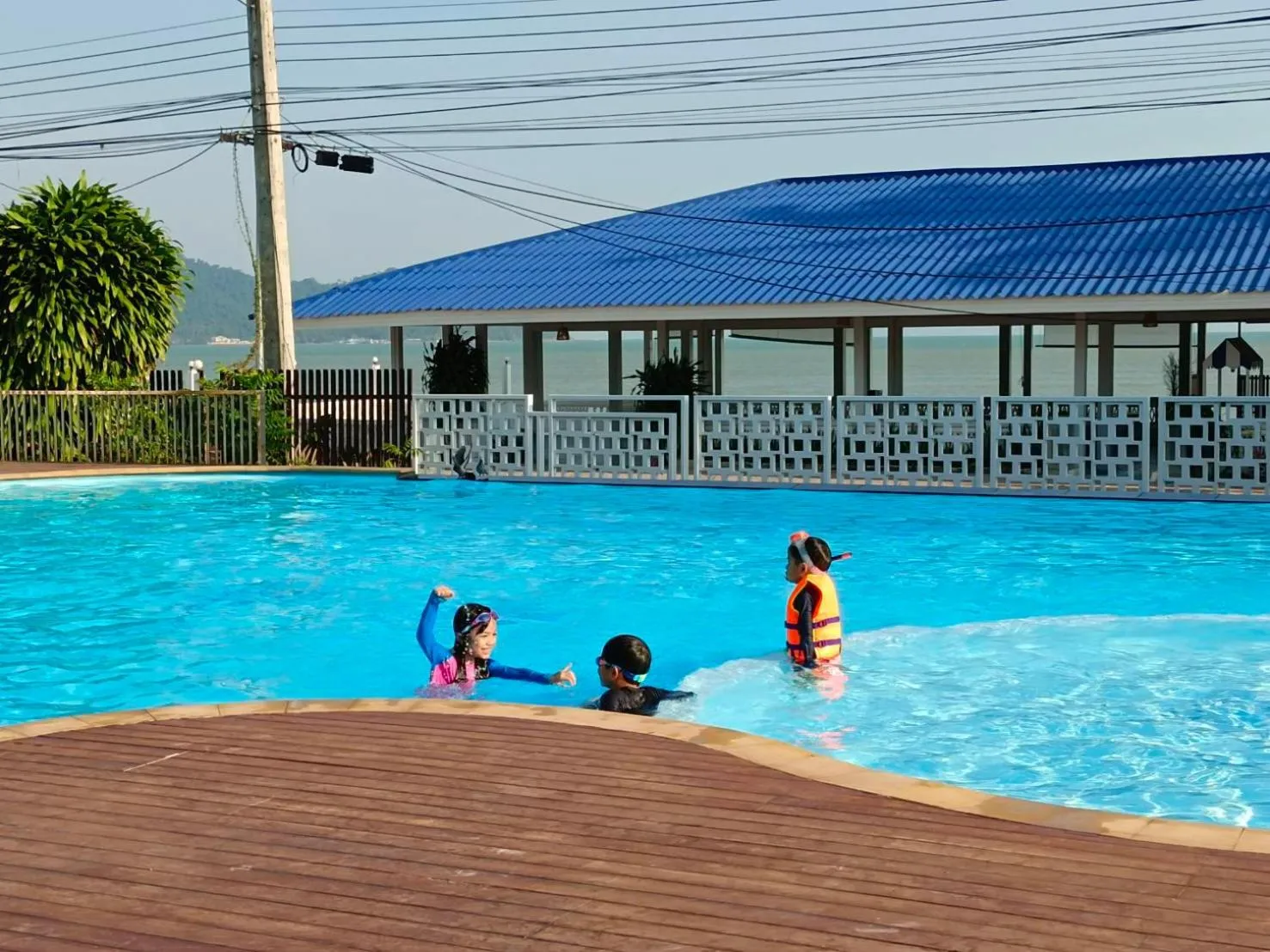 Swimming pool in Bangsaphan Resort