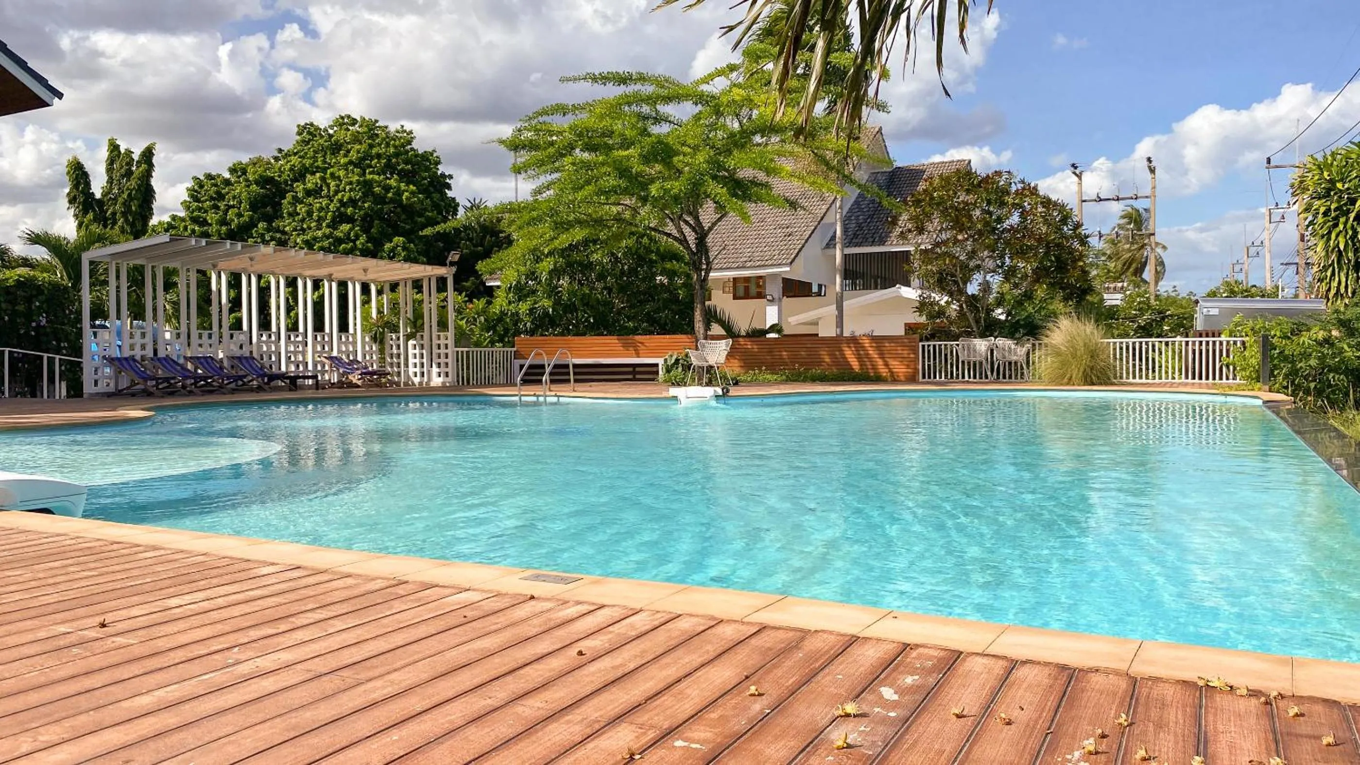 Swimming pool in Bangsaphan Resort