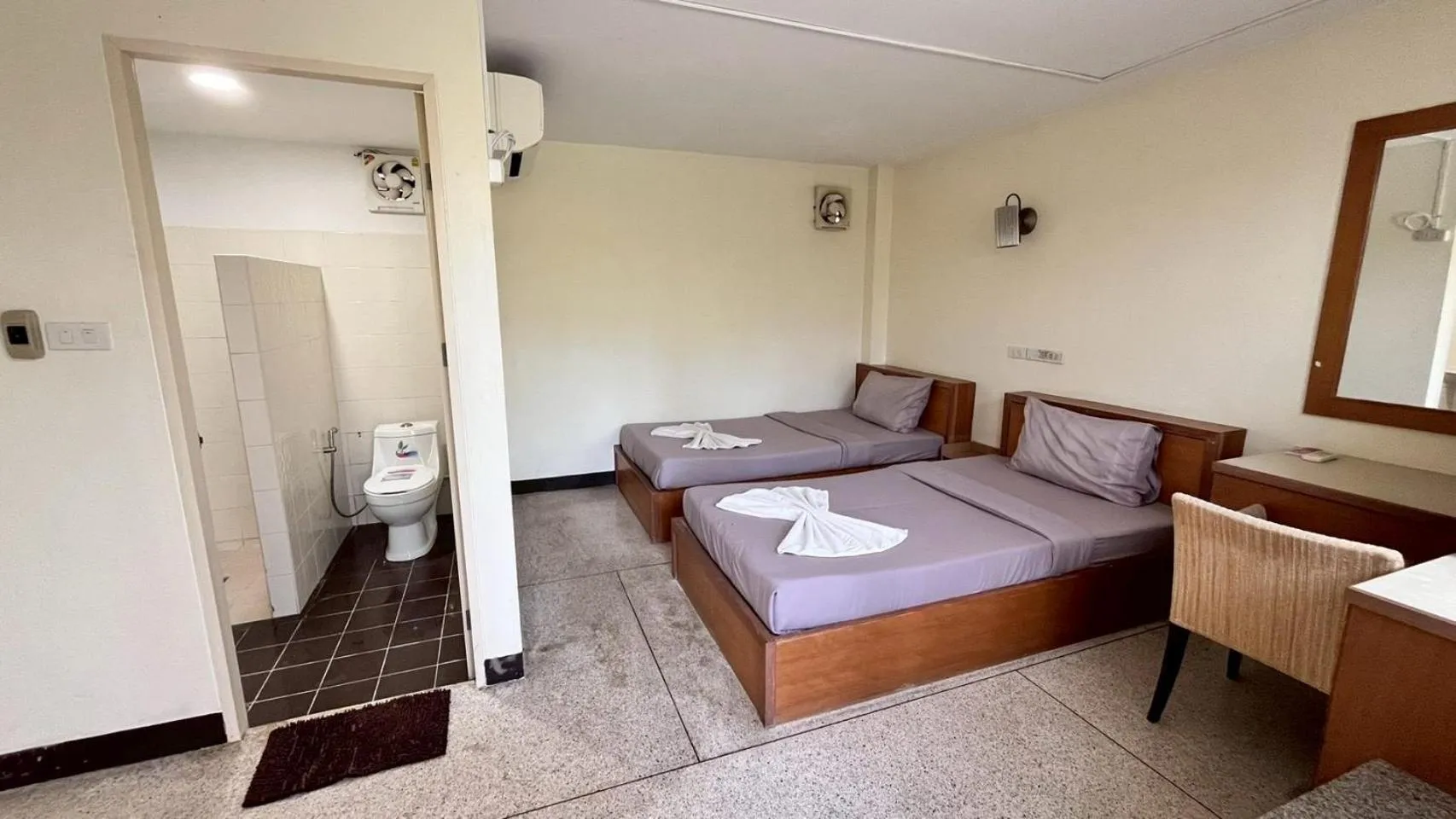 Toilet, Bed in Bangsaphan Resort