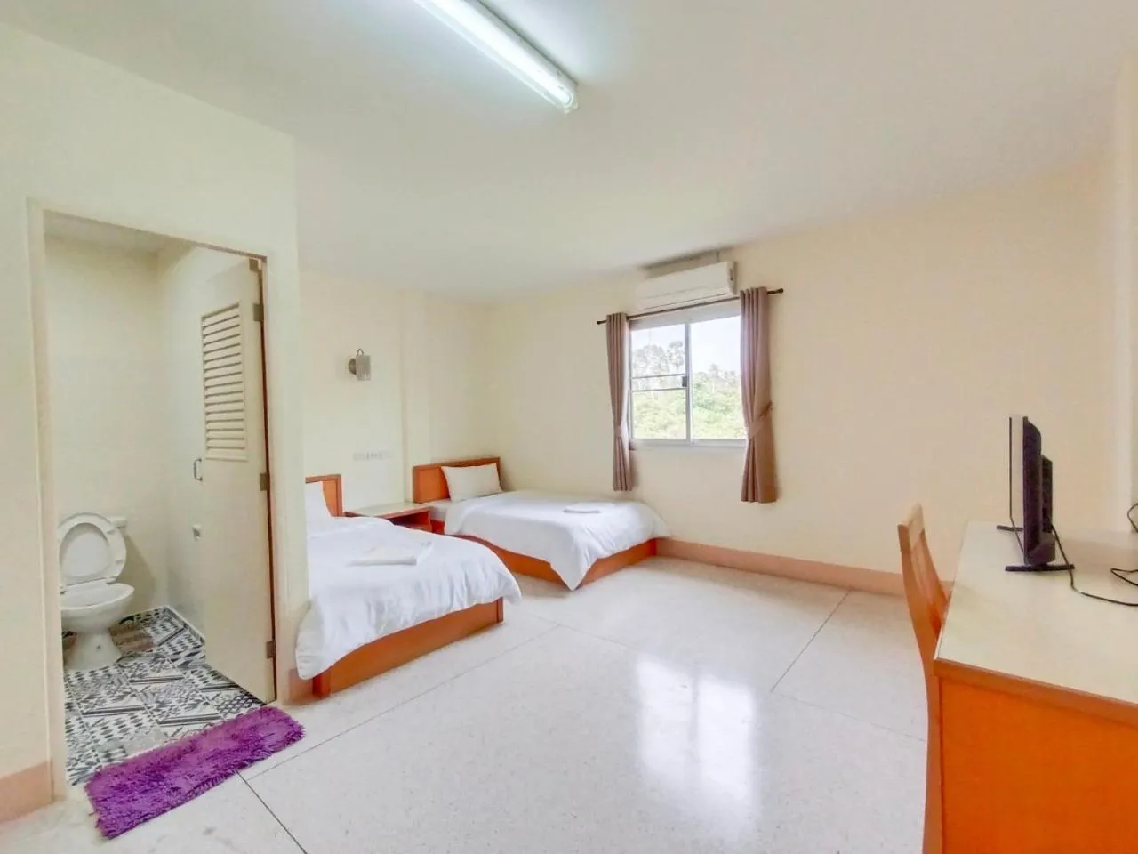 Photo of the whole room, Bed in Bangsaphan Resort