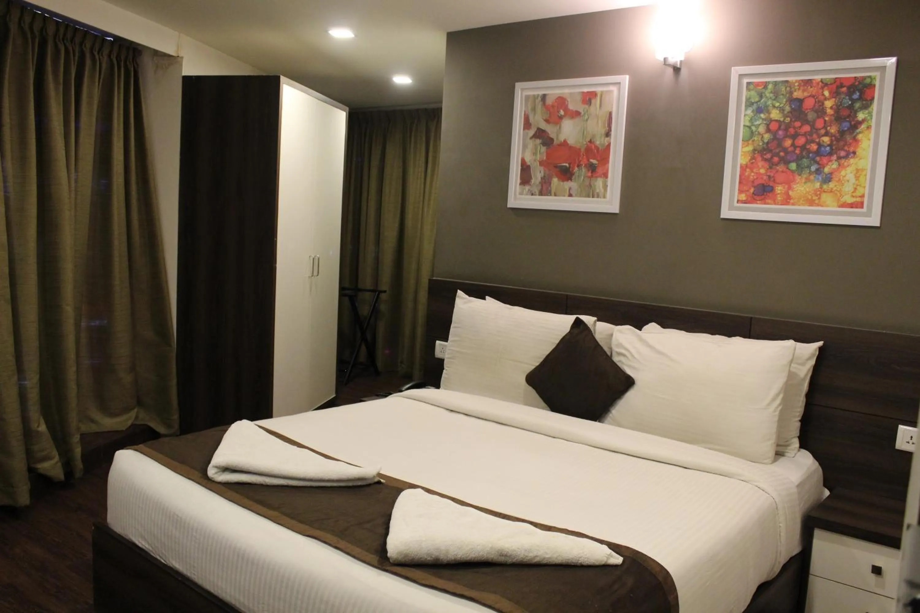 Bed in Hotel Royal Inn - Electronic City