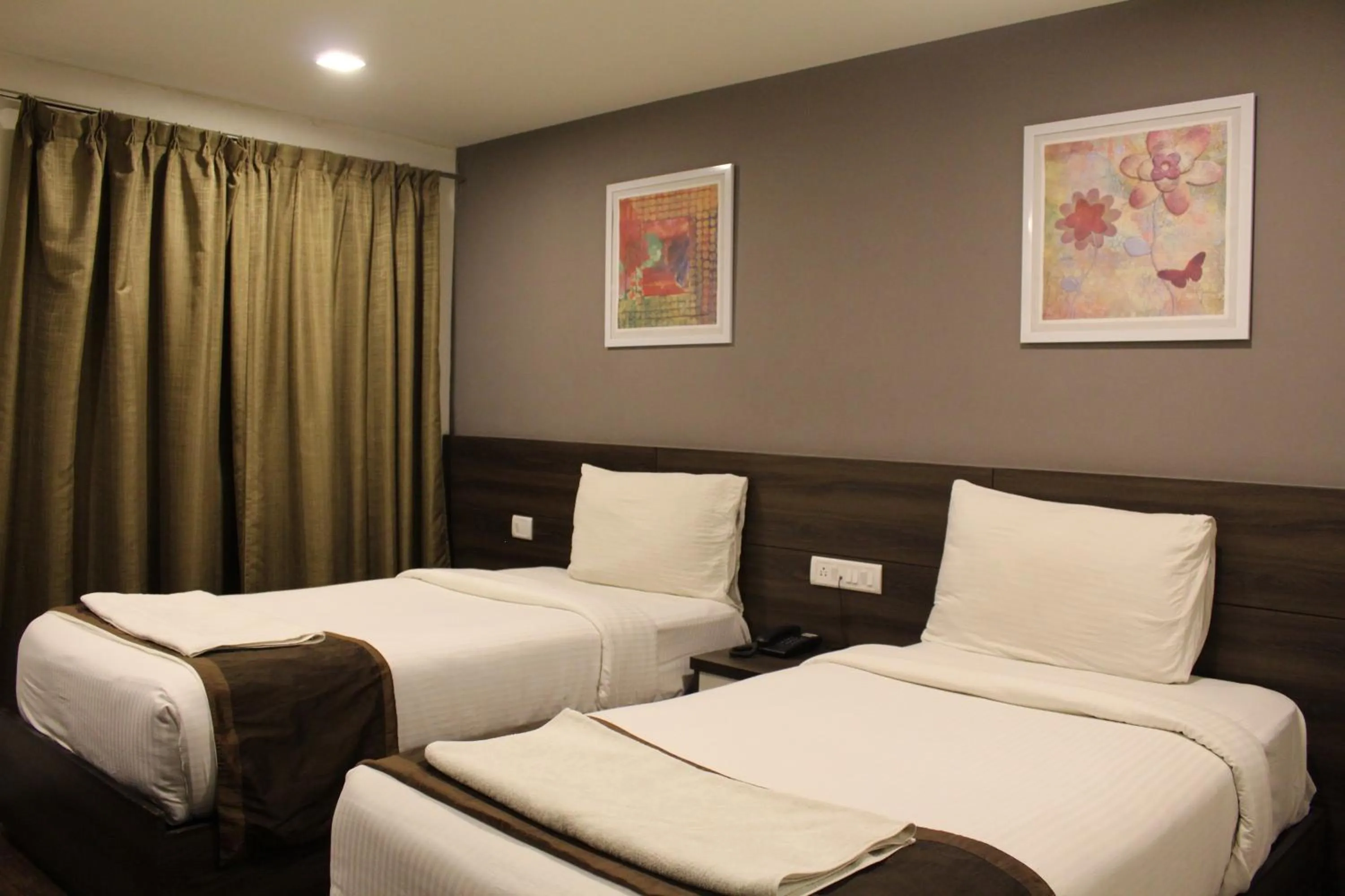 Bed in Hotel Royal Inn - Electronic City