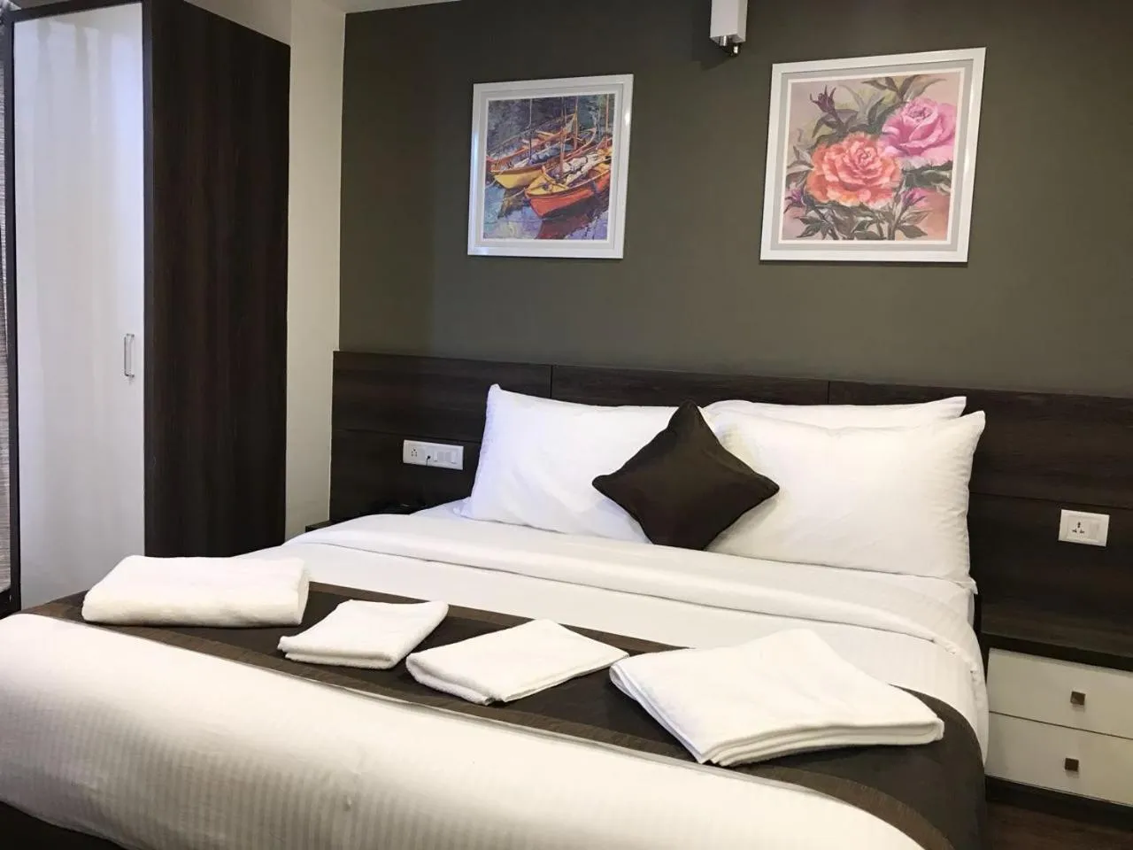 Bed in Hotel Royal Inn - Electronic City