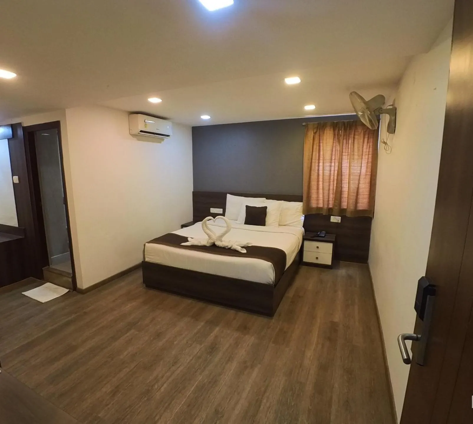 Bed in Hotel Royal Inn - Electronic City
