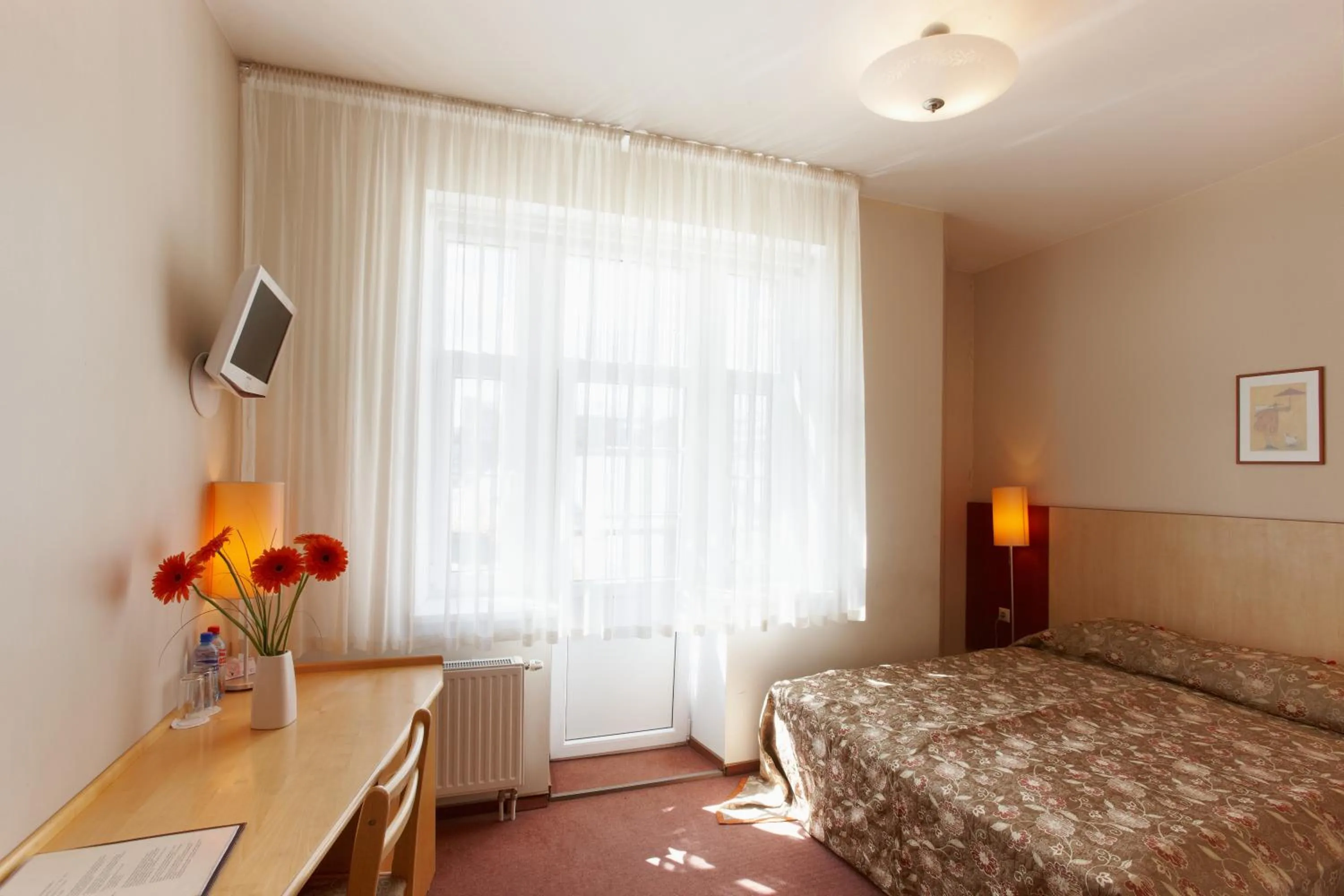 Shower, Bed in Hotel Edvards