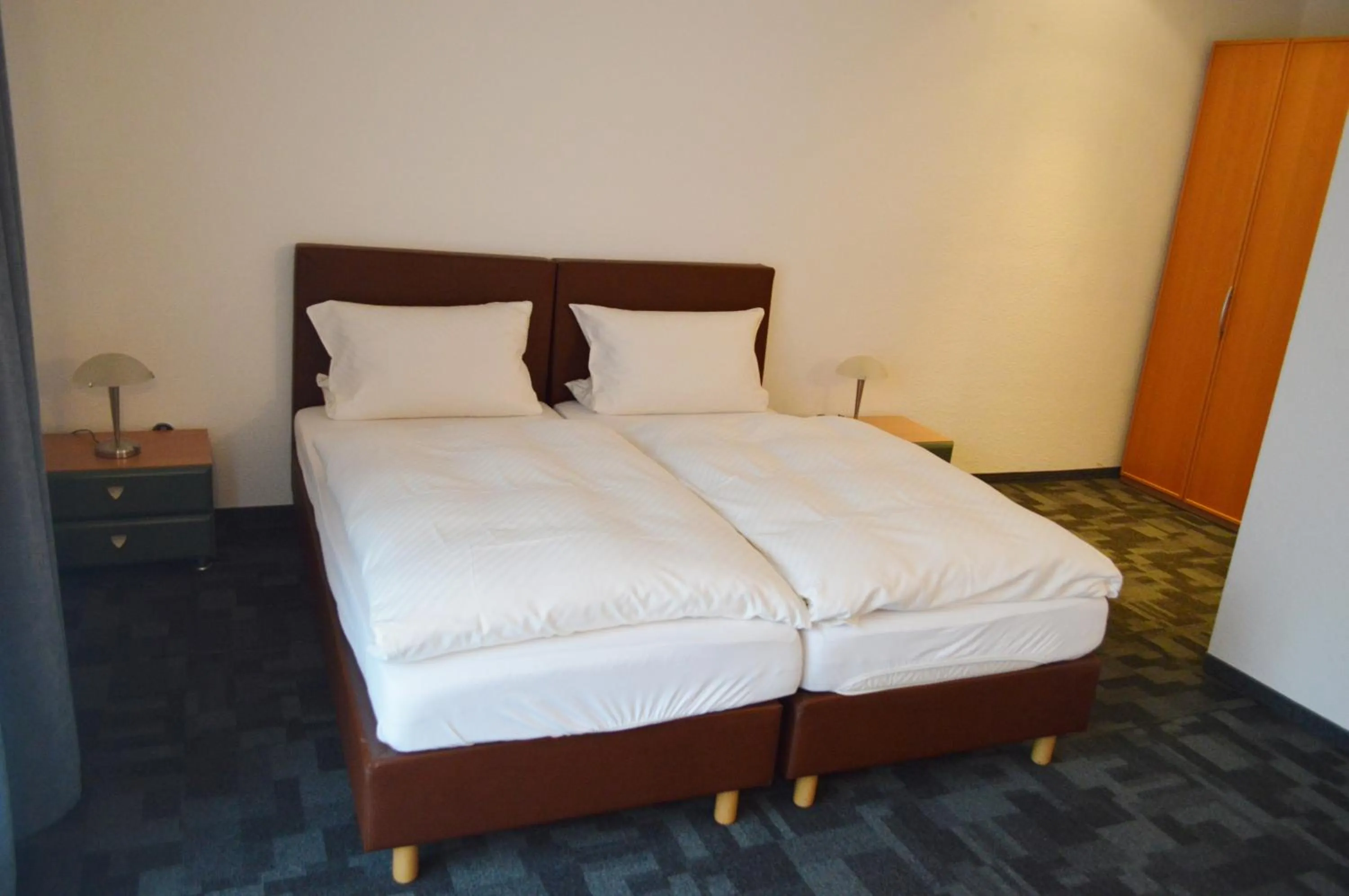 Photo of the whole room, Bed in Hotel B8 Voerde