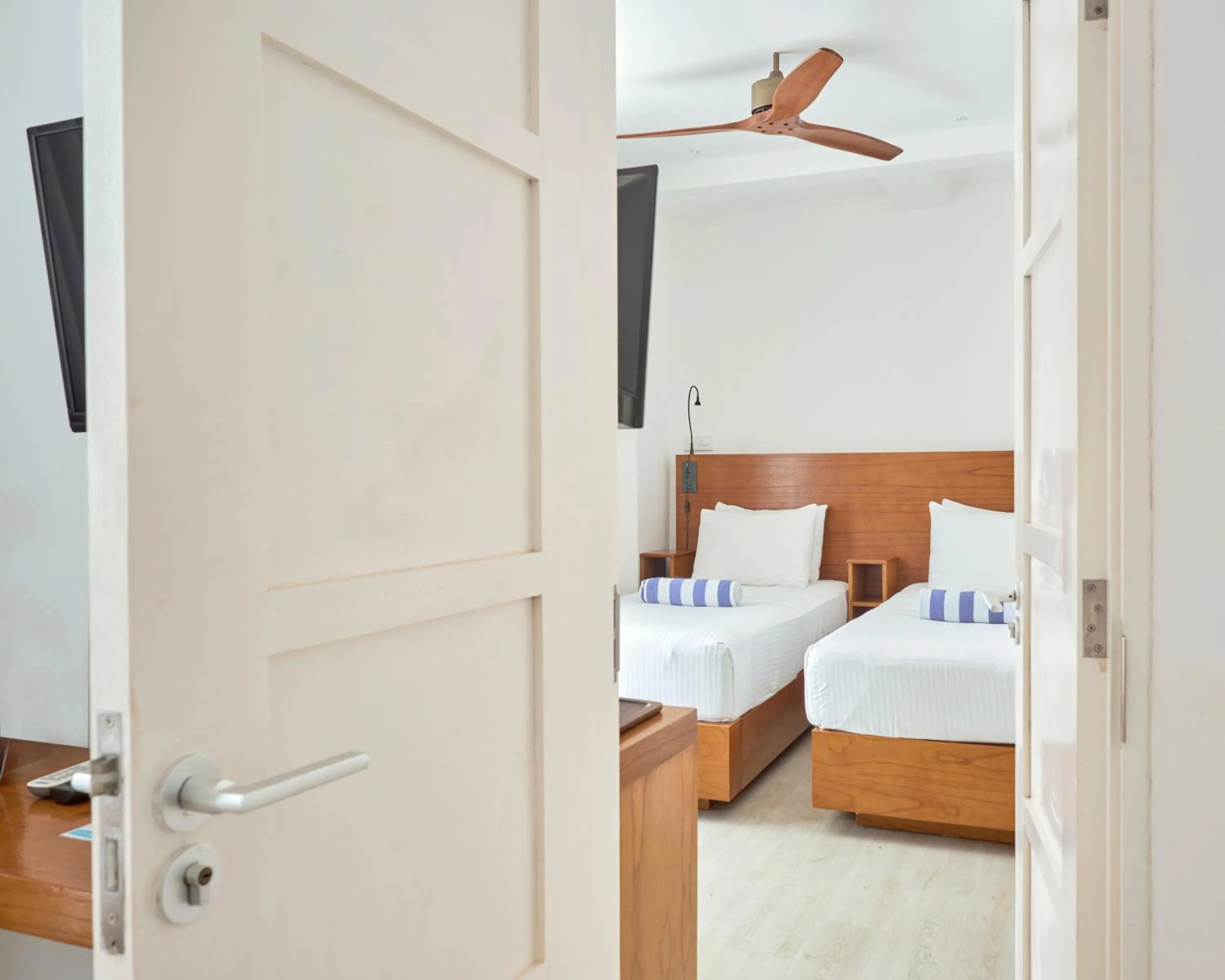 Photo of the whole room, Bed in Bliss Dhigurah