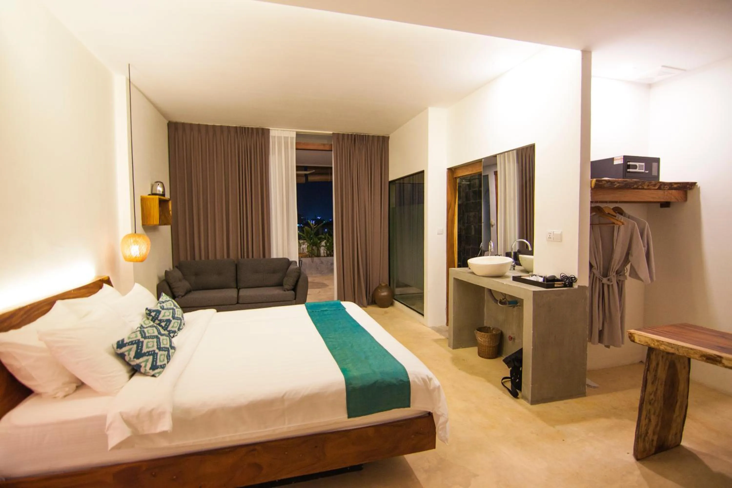 TV and multimedia, Bed in Sarina Boutique Hotel