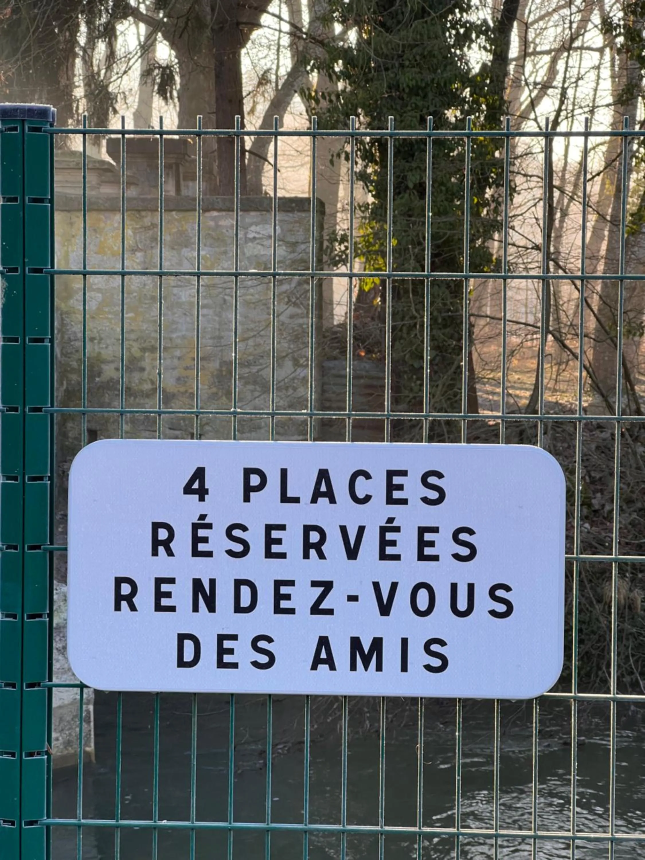 Parking in Hostellerie Au rendez-vous des amis
