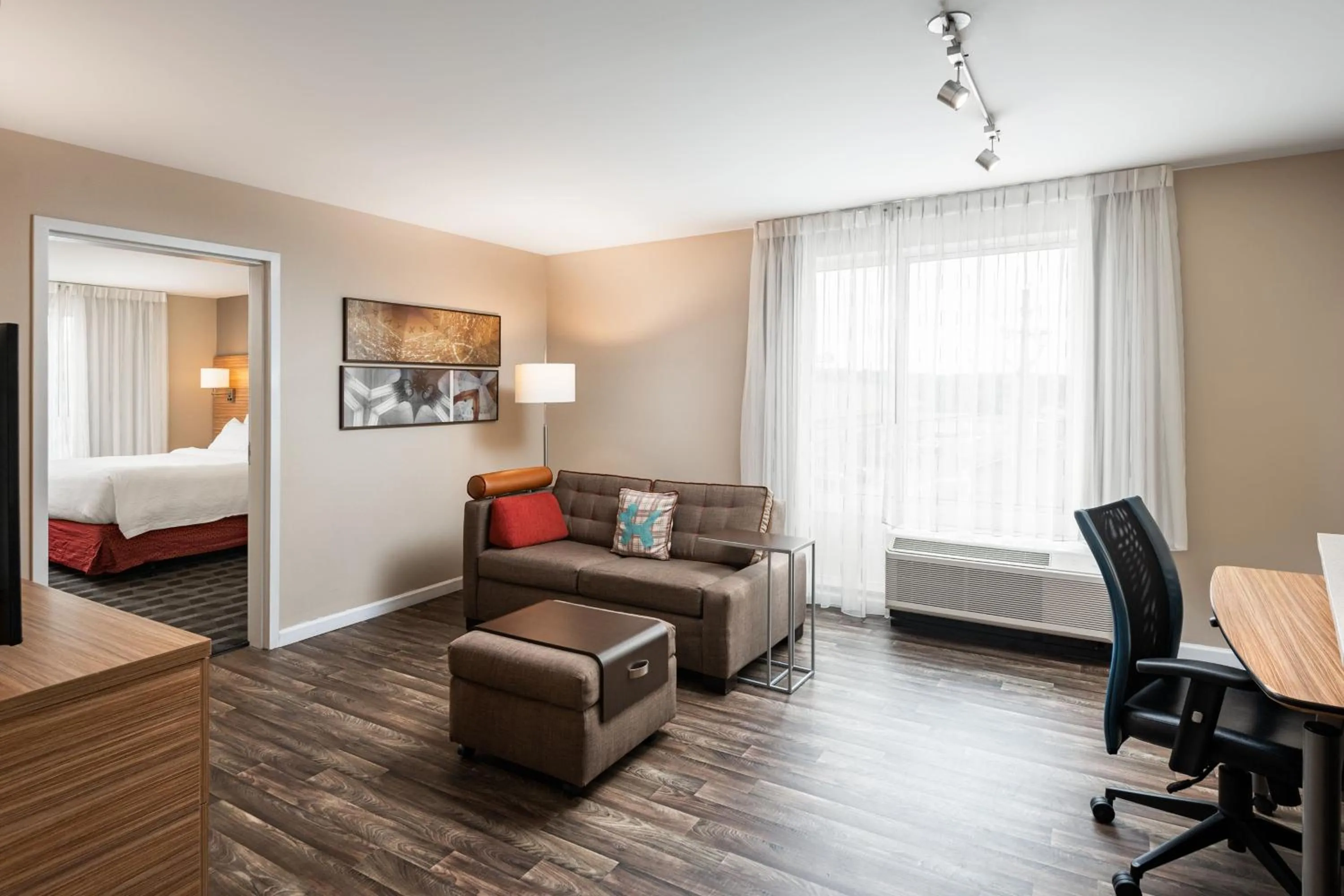 Living room, Bed in TownePlace Suites by Marriott Cleveland