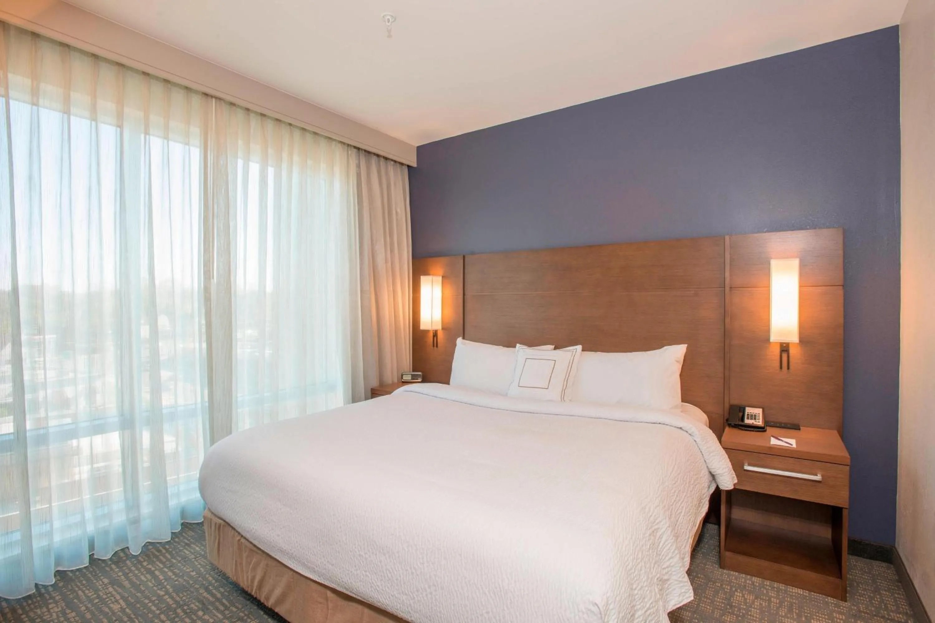Photo of the whole room, Bed in Residence Inn by Marriott Cincinnati Midtown/Rookwood