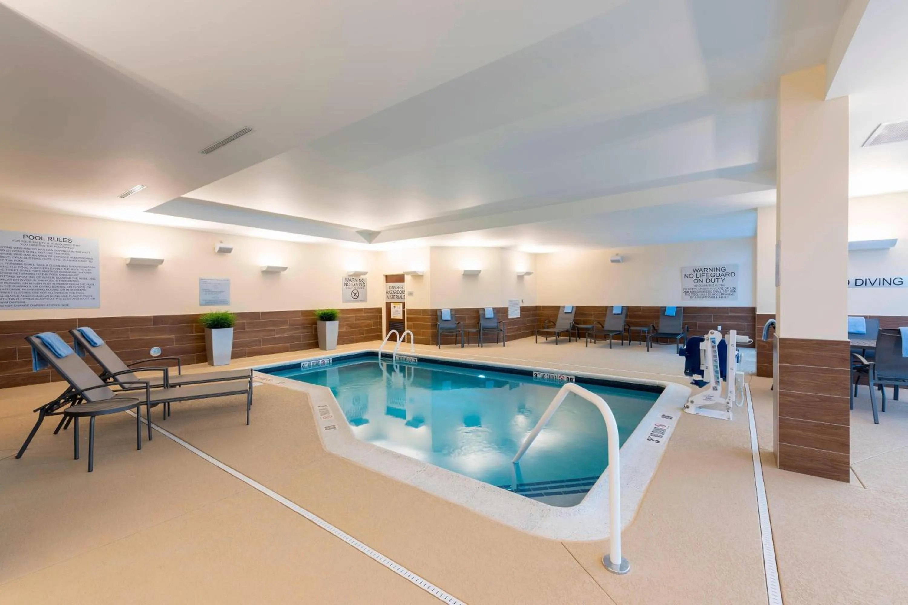 Swimming pool in Fairfield Inn & Suites by Marriott Indianapolis Fishers