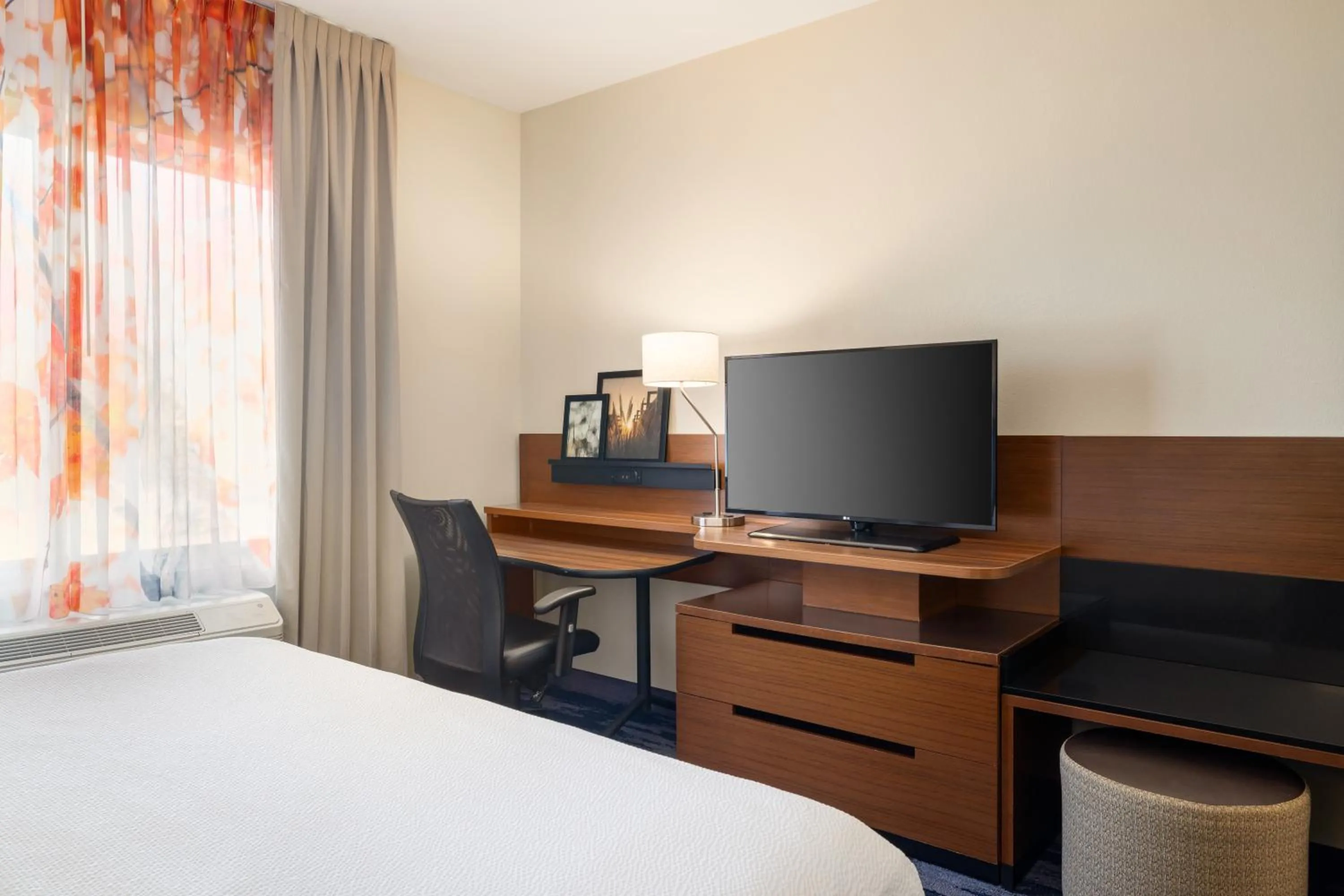 TV and multimedia, Bed in Fairfield Inn & Suites by Marriott West Monroe