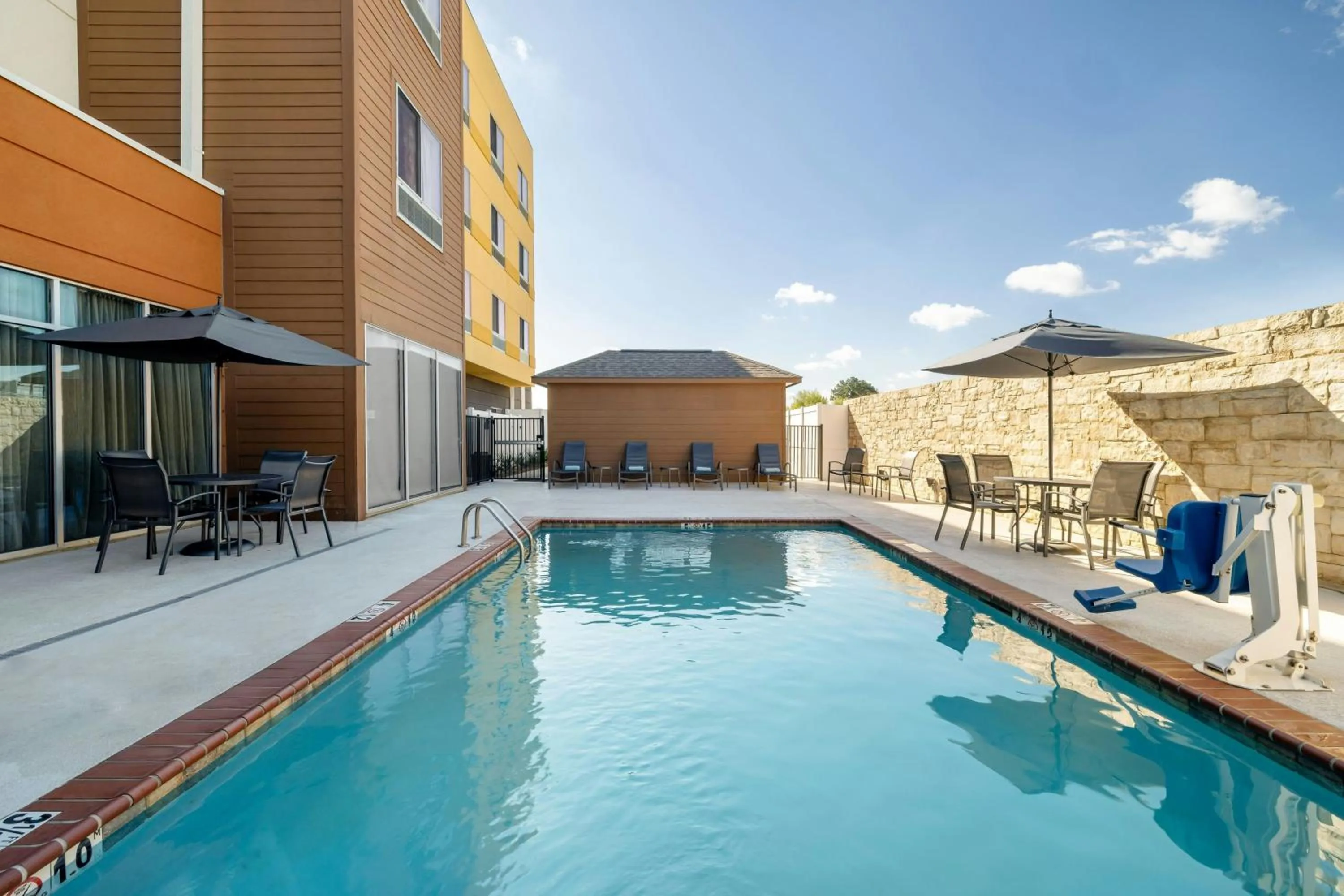 Swimming pool in Fairfield Inn & Suites by Marriott West Monroe