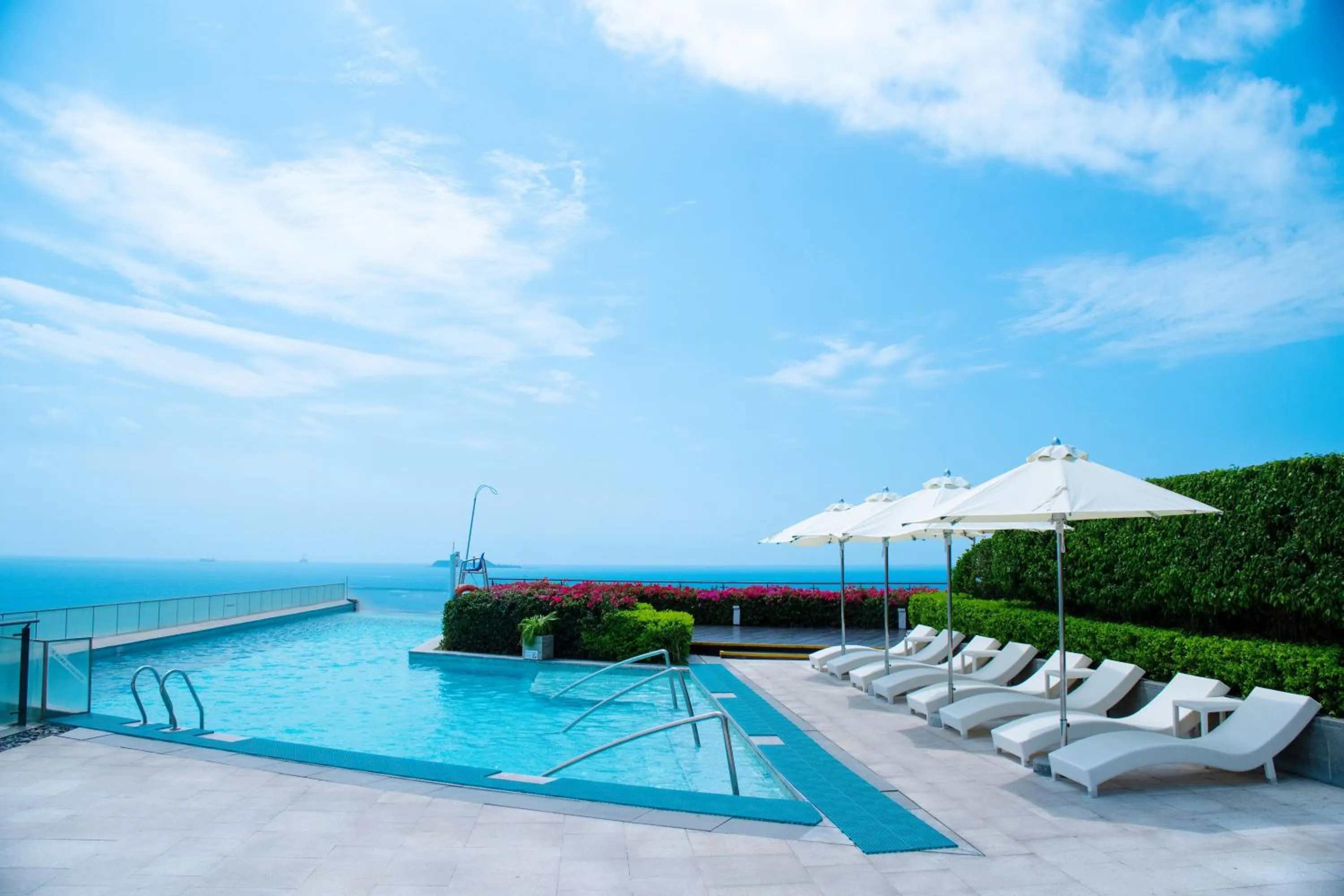 Swimming pool in Sanya Conifer Resort