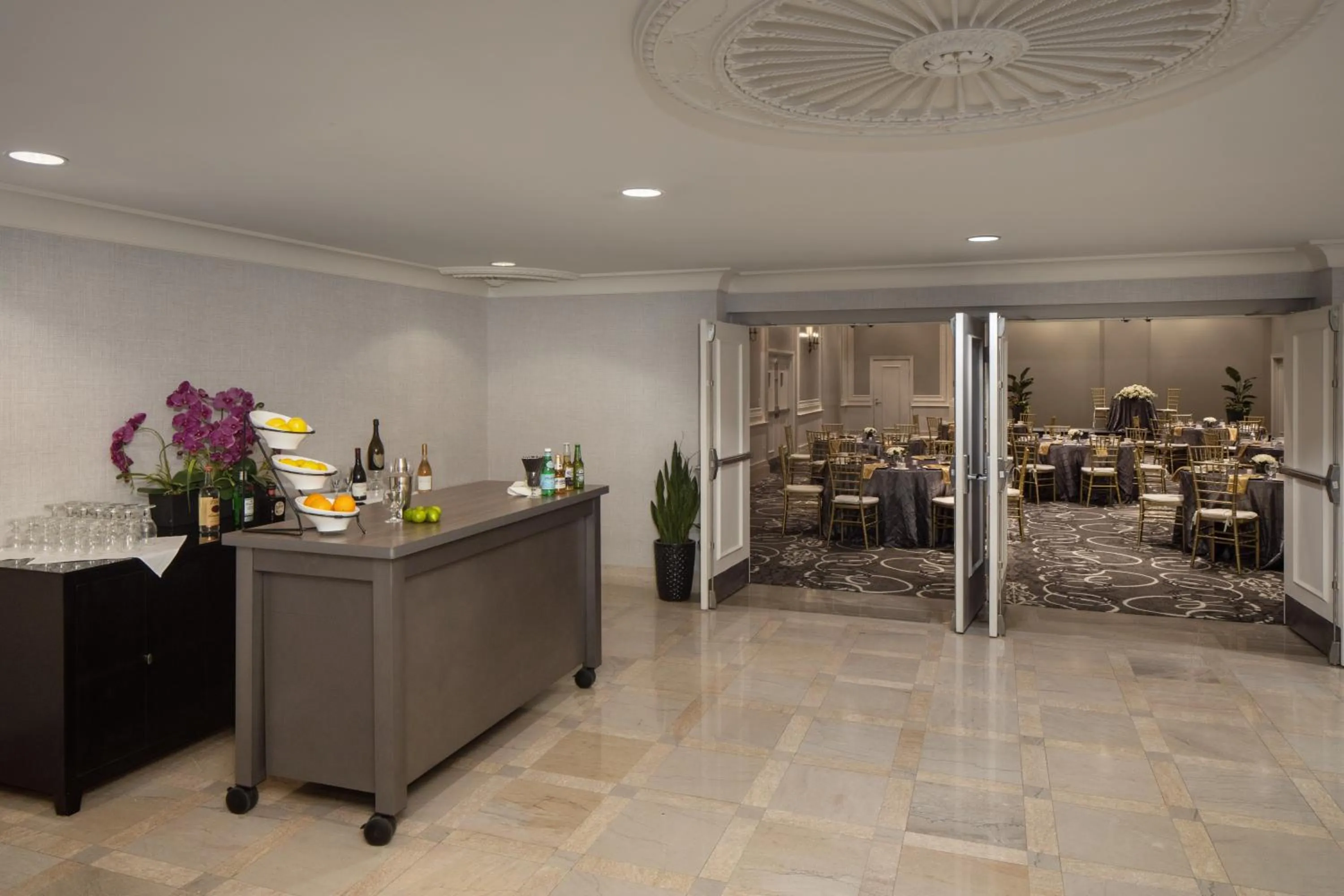 Restaurant/places to eat in DoubleTree Suites by Hilton Hotel Detroit Downtown - Fort Shelby