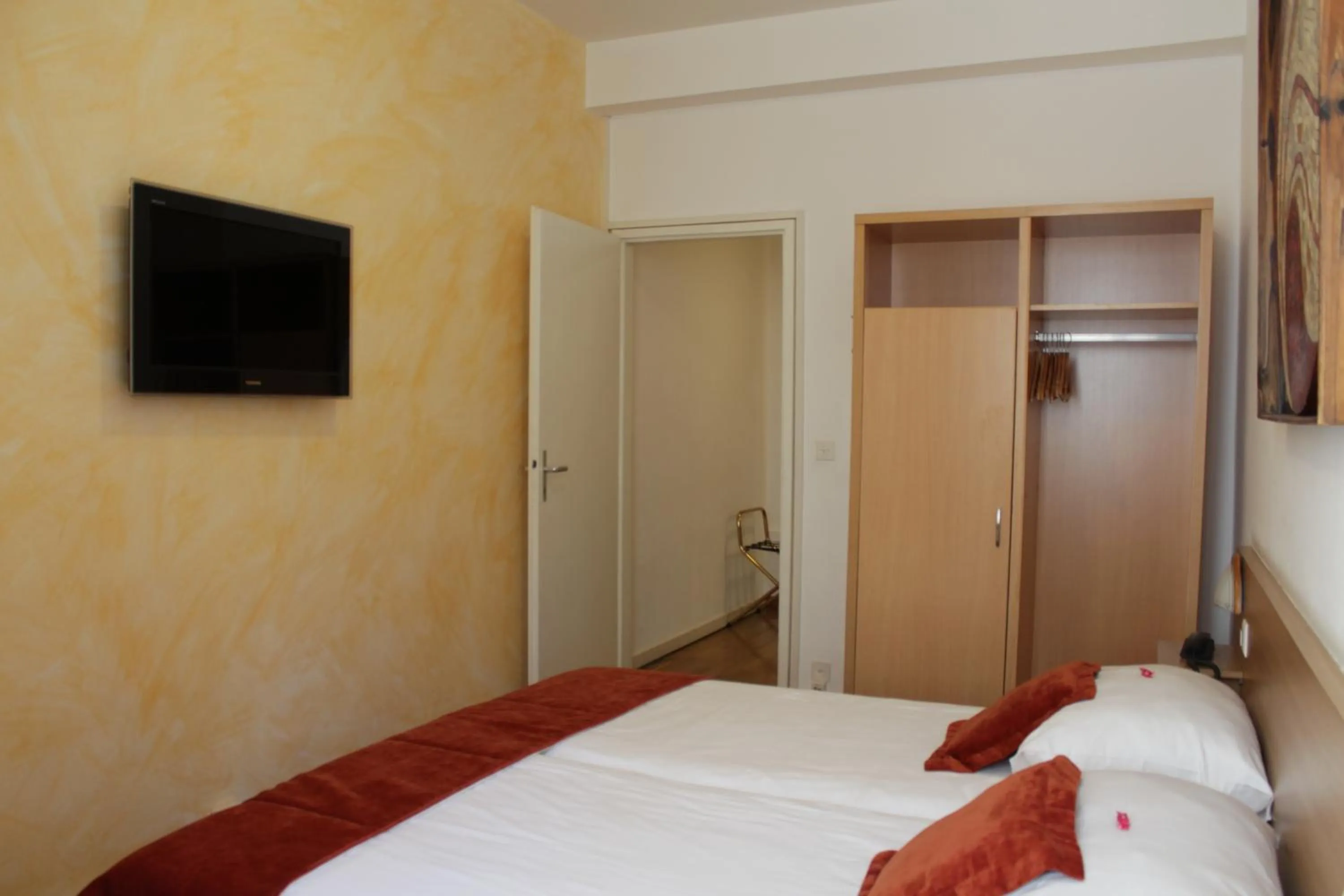 Bed in Hostellerie du XVI Siècle