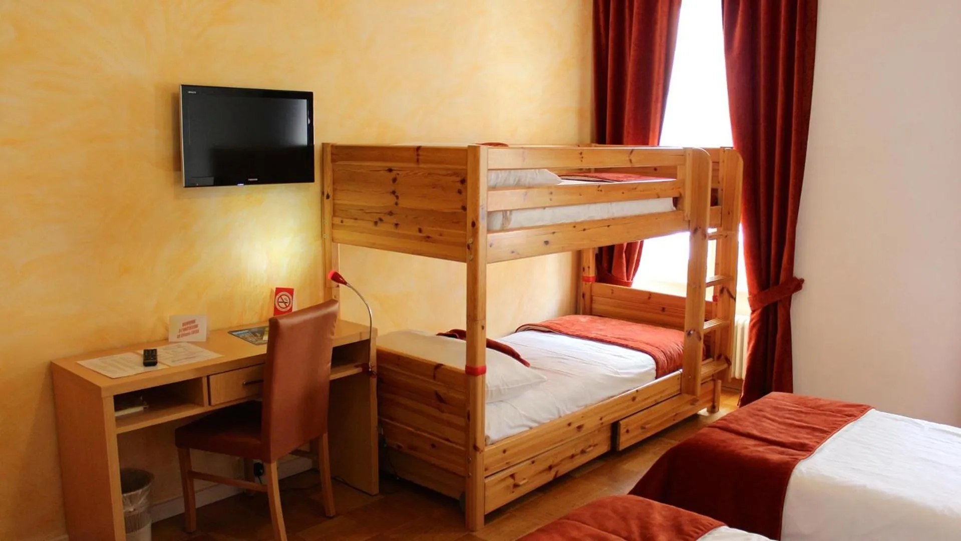 Bed in Hostellerie du XVI Siècle