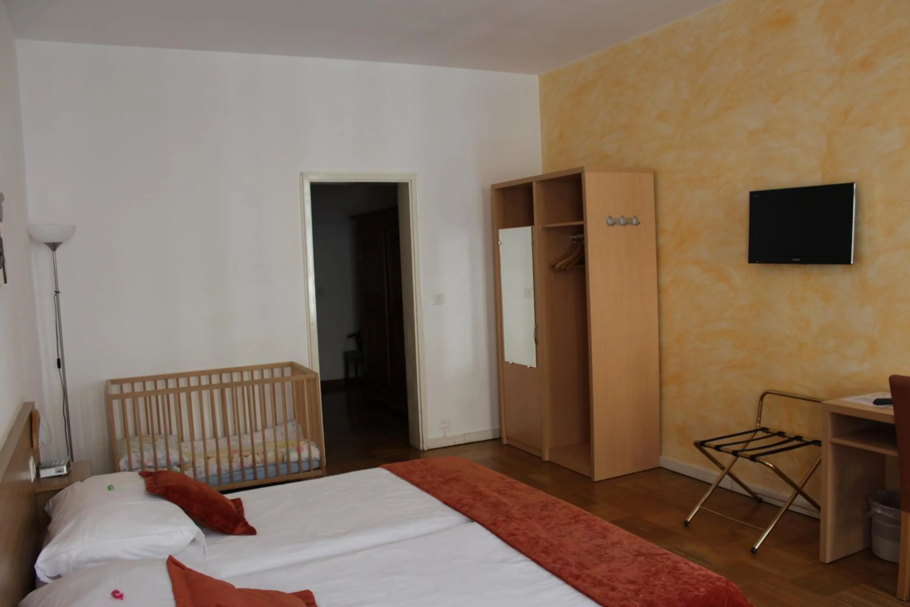 Bed in Hostellerie du XVI Siècle