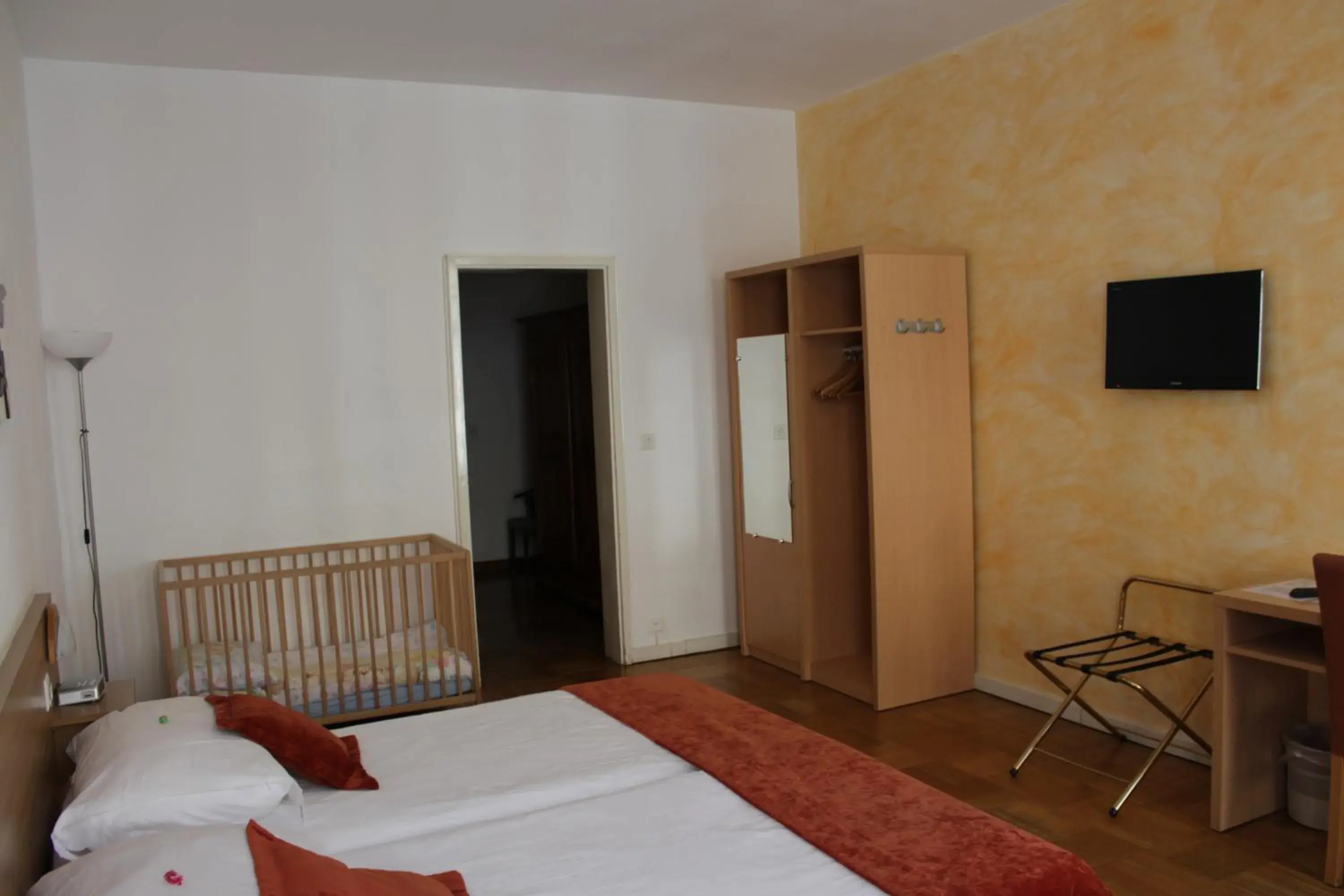 Standard Twin Room - single occupancy in Hostellerie du XVI Siècle Standard Twin Room - single occupancy in Hostellerie du XVI Siècle