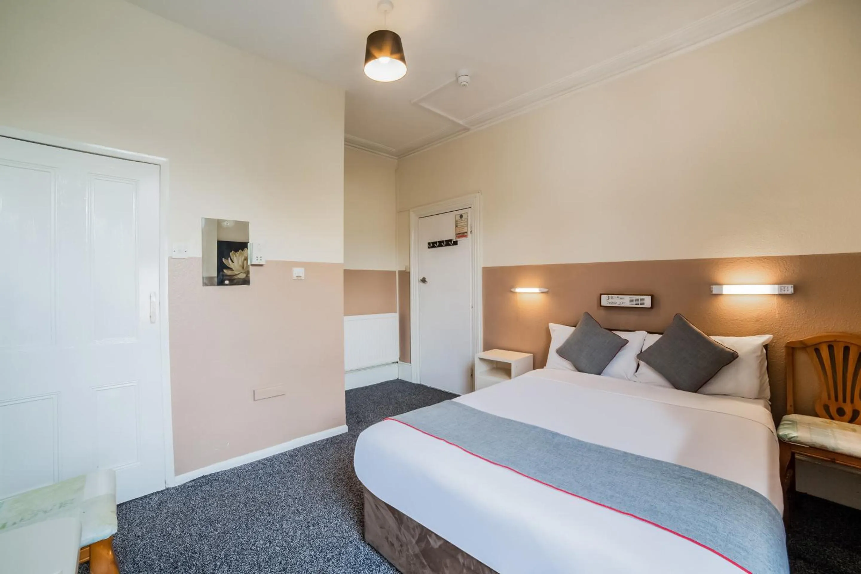 Bedroom, Bed in Devine Beach Hotel, Westcliff Southend-On-Sea