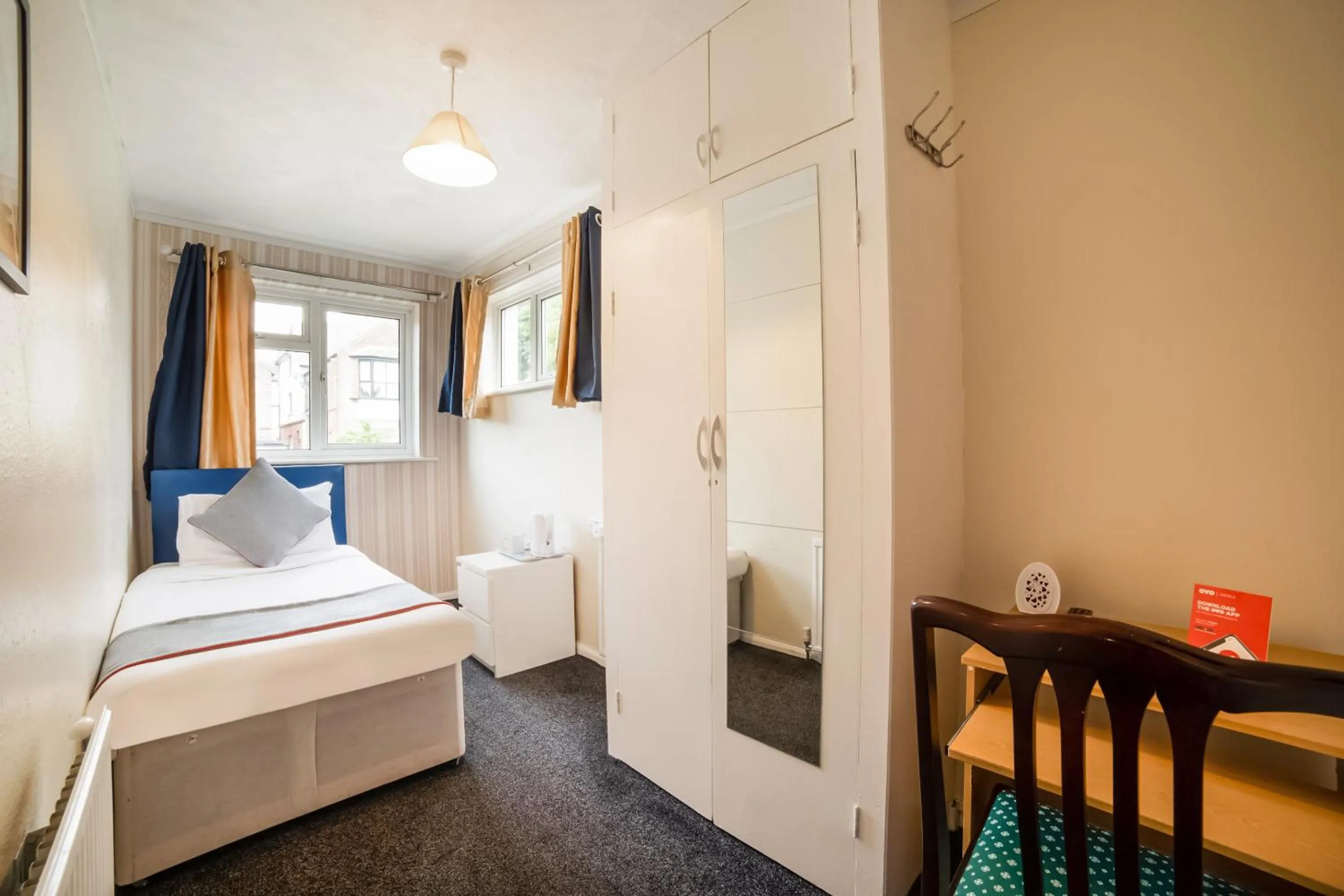 Bedroom, Bed in Devine Beach Hotel, Westcliff Southend-On-Sea