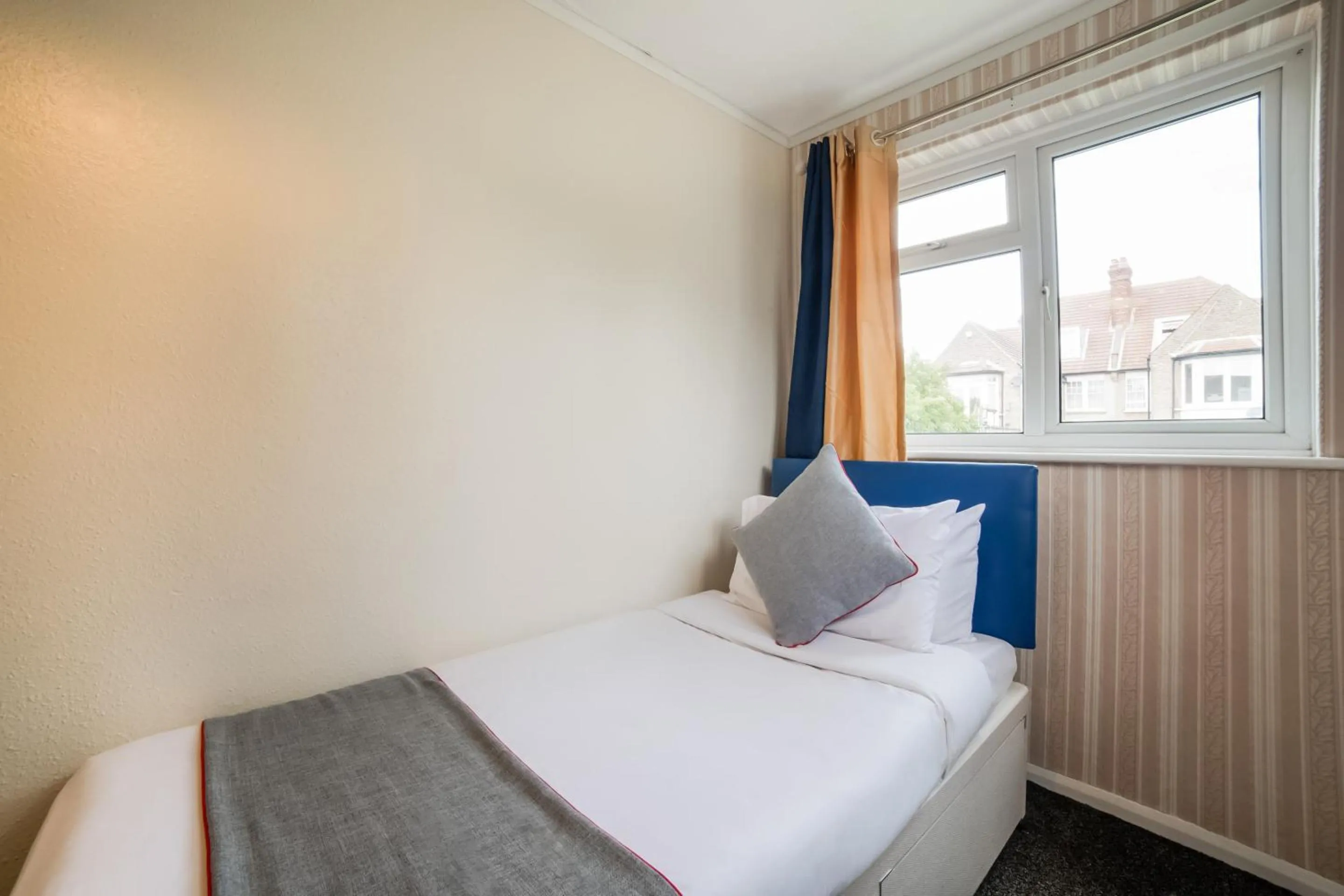 Bedroom, Bed in Devine Beach Hotel, Westcliff Southend-On-Sea