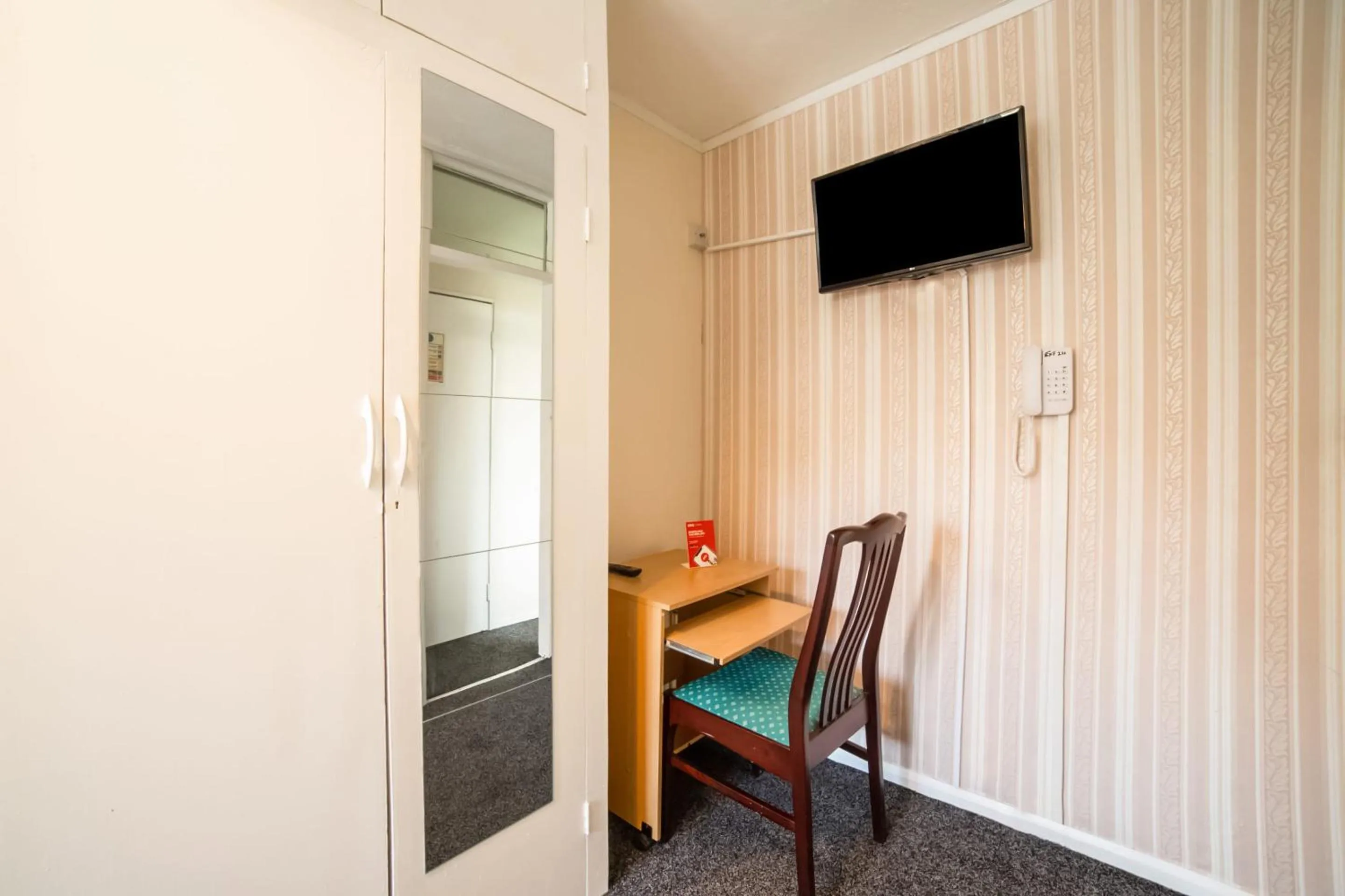 Bedroom in Devine Beach Hotel, Westcliff Southend-On-Sea