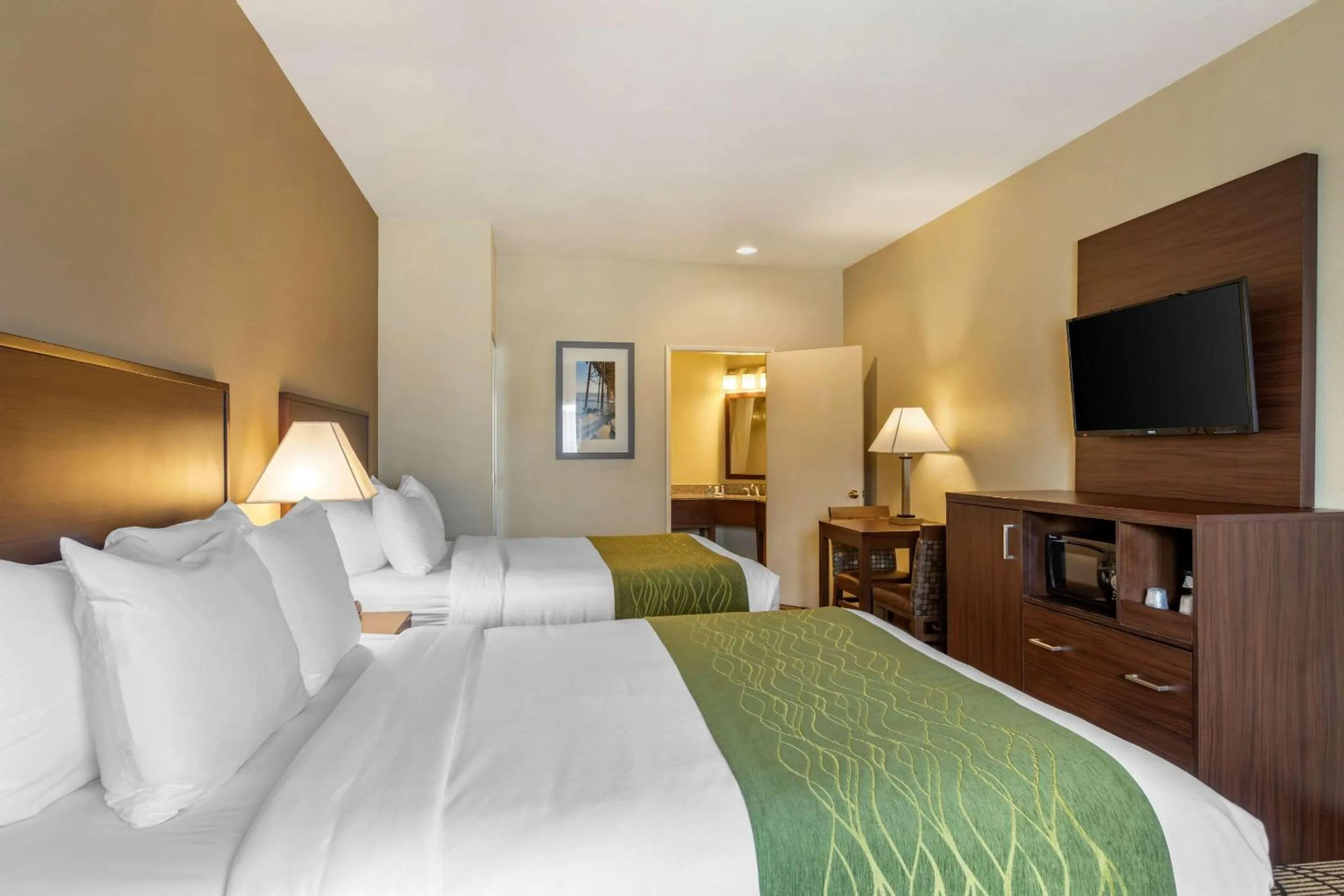 Photo of the whole room, Bed in Comfort Inn & Suites Orange County John Wayne Airport