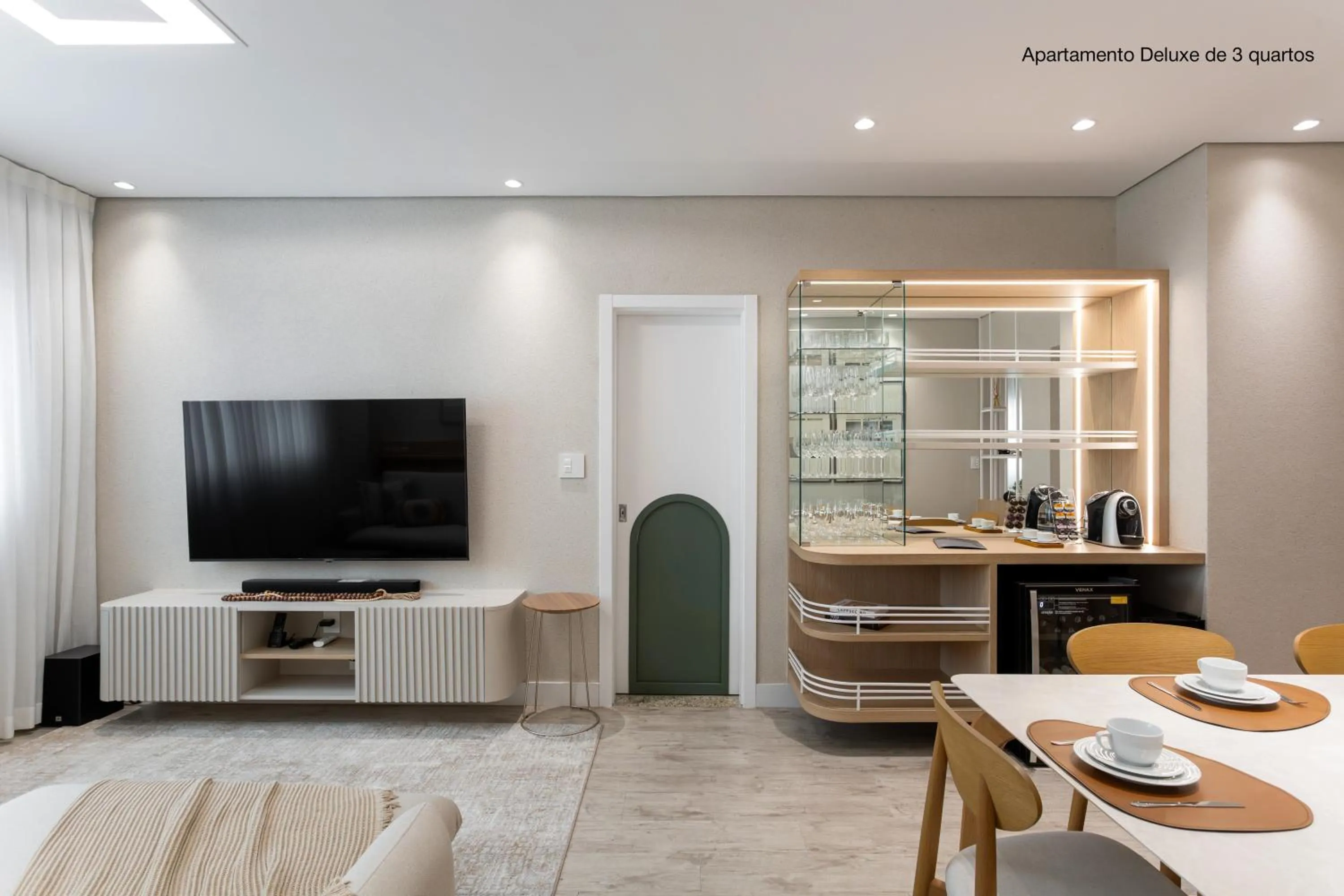 Living room, Bed in Santa Inn Hotel