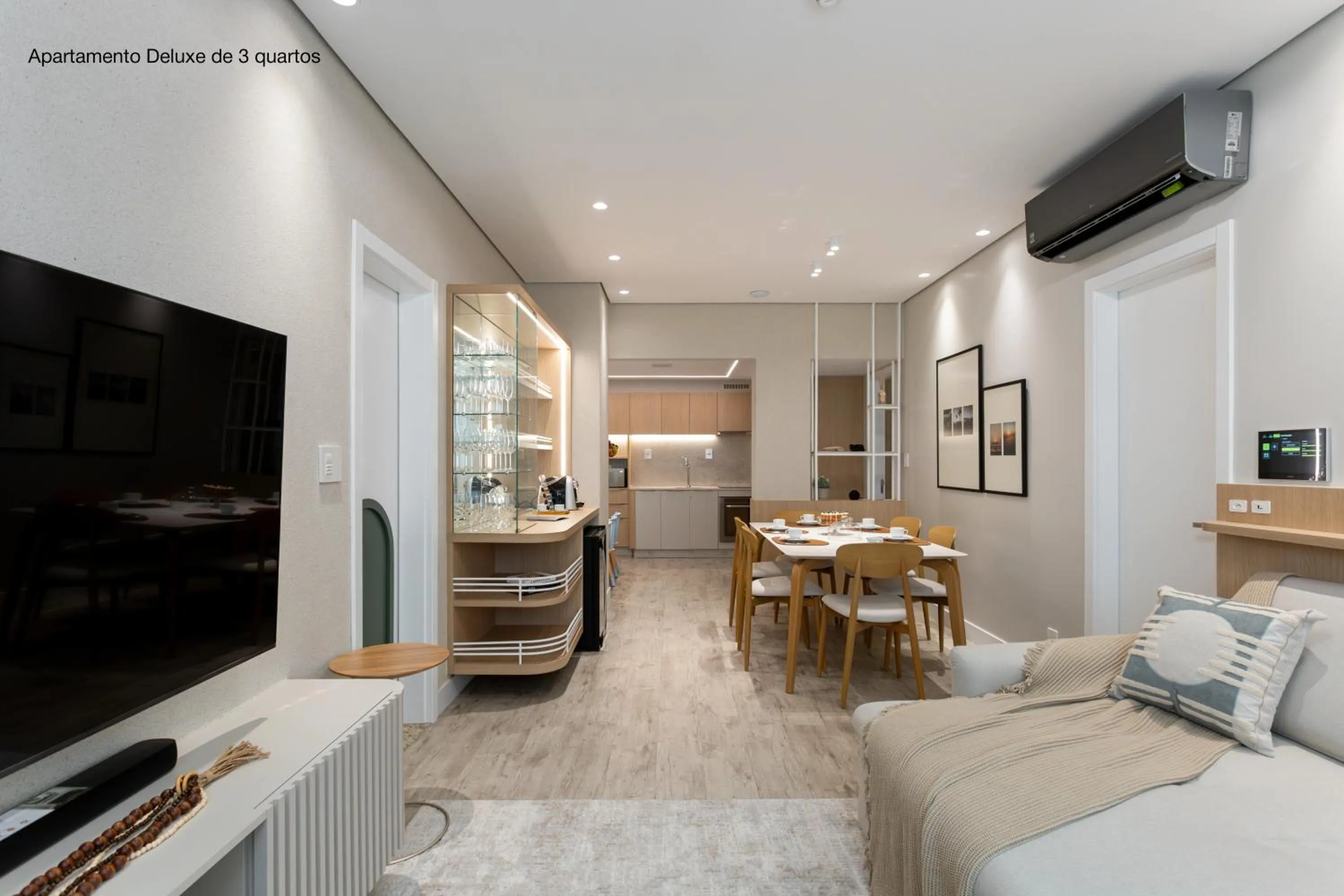 Living room, Bed in Santa Inn Hotel