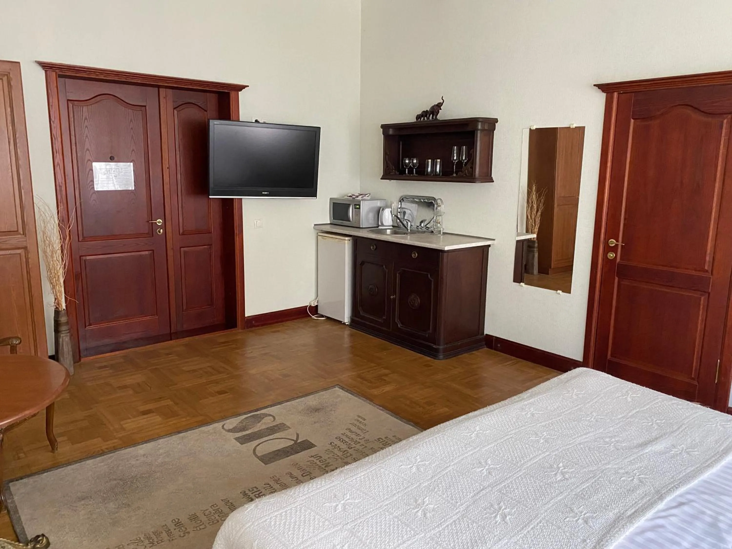Kitchen or kitchenette, Bed in Hotel Kert FREE PARKING