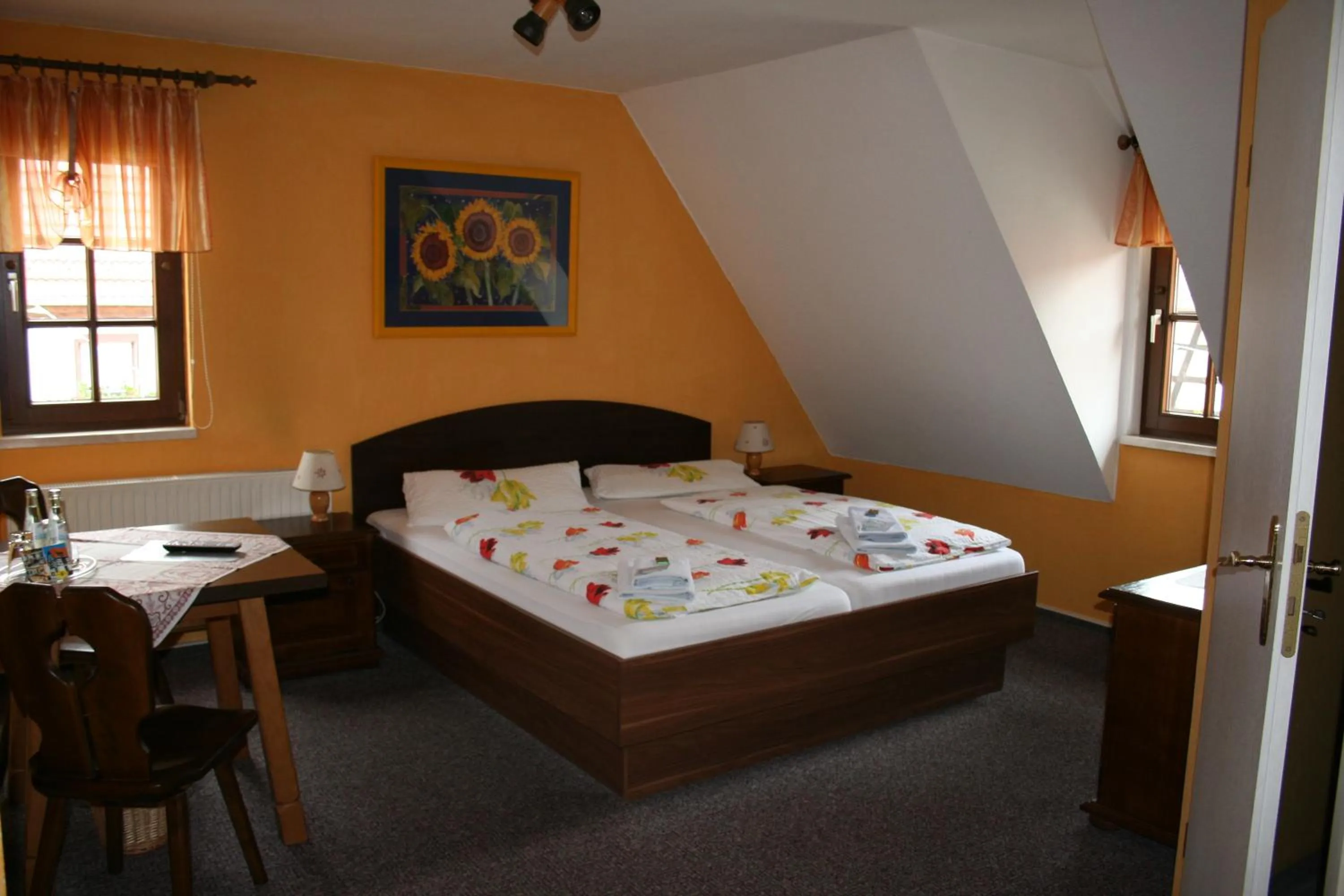 Bed in Gasthaus & Hotel Zur Linde