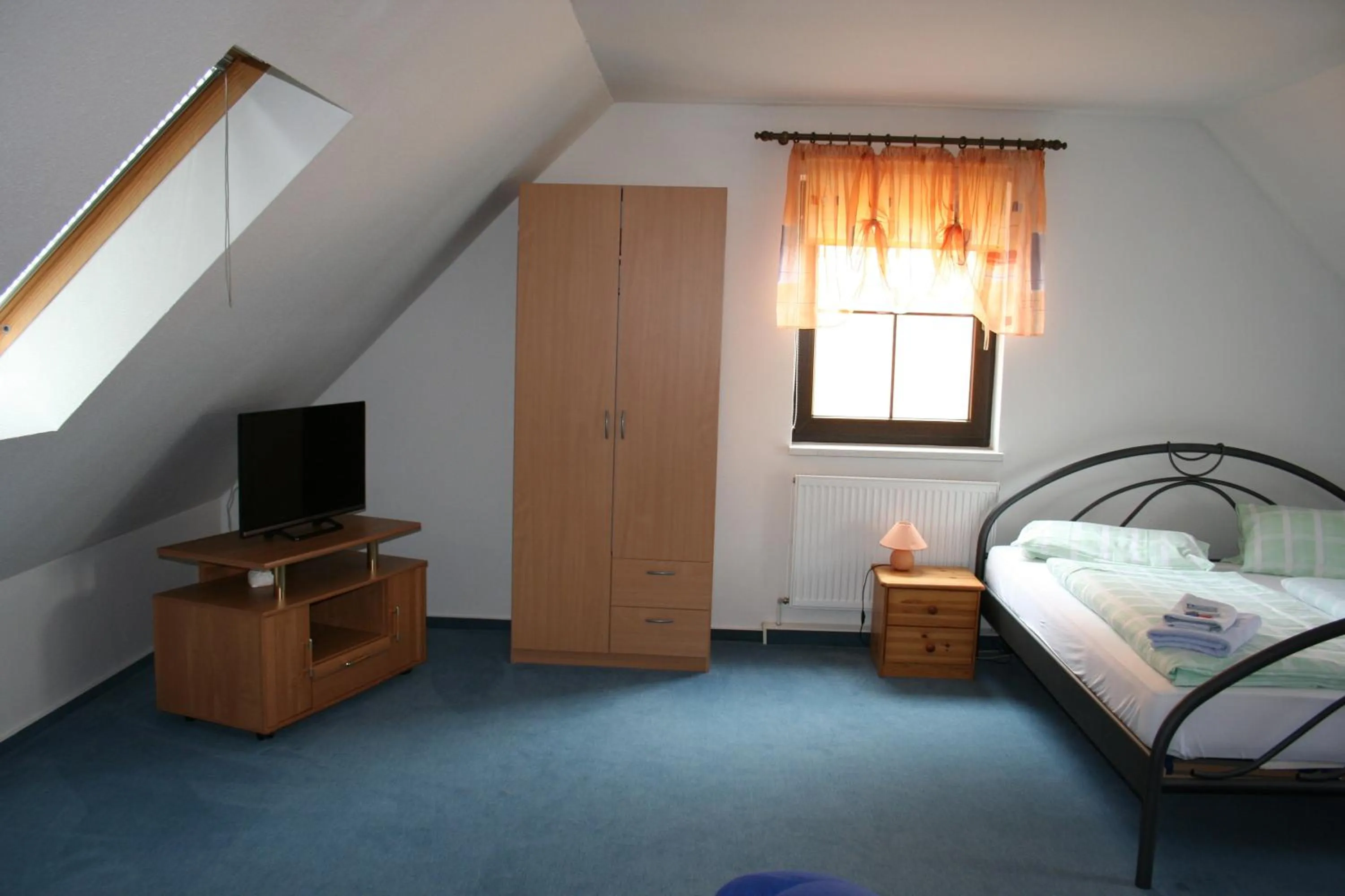 Bed in Gasthaus & Hotel Zur Linde