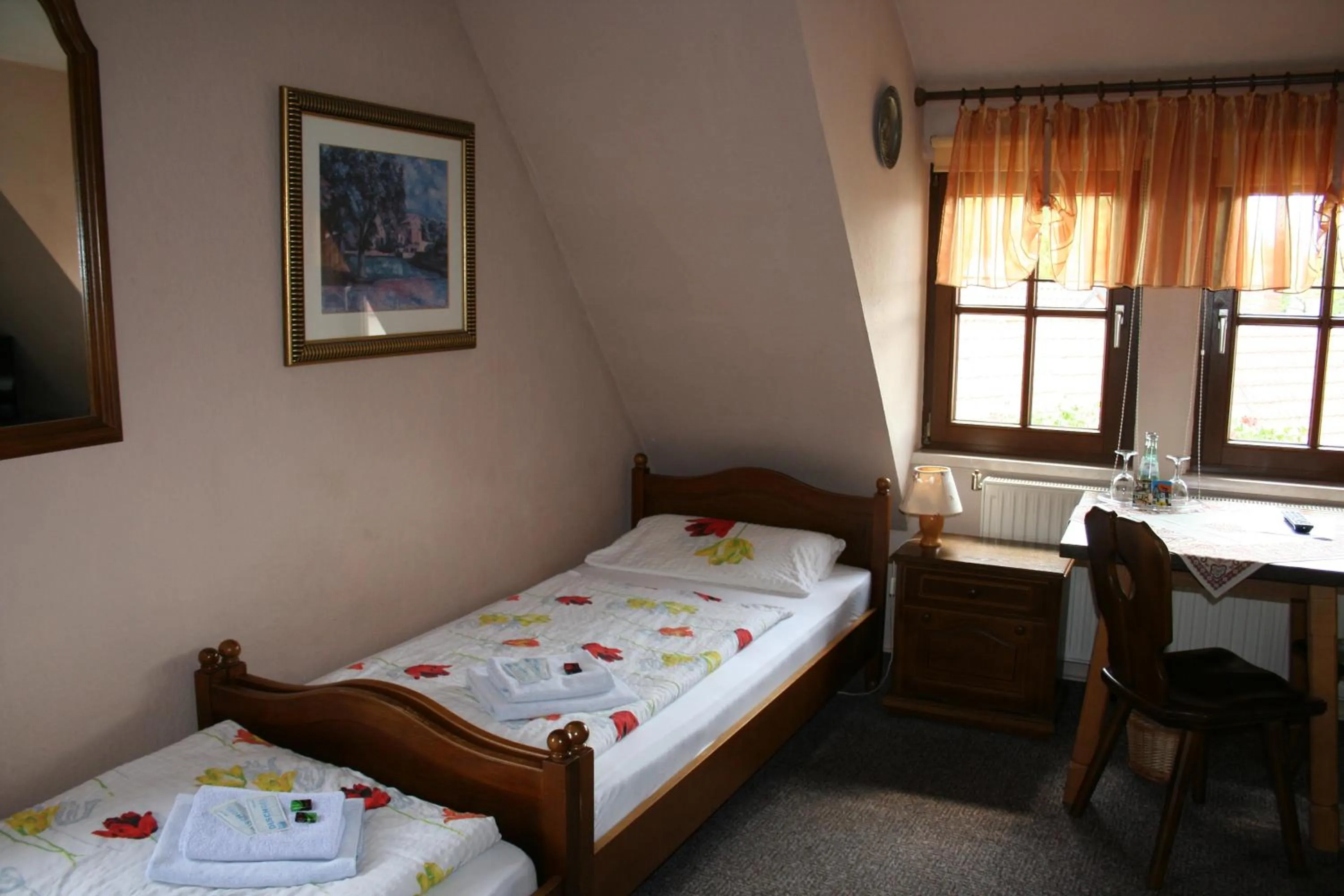 Bed in Gasthaus & Hotel Zur Linde