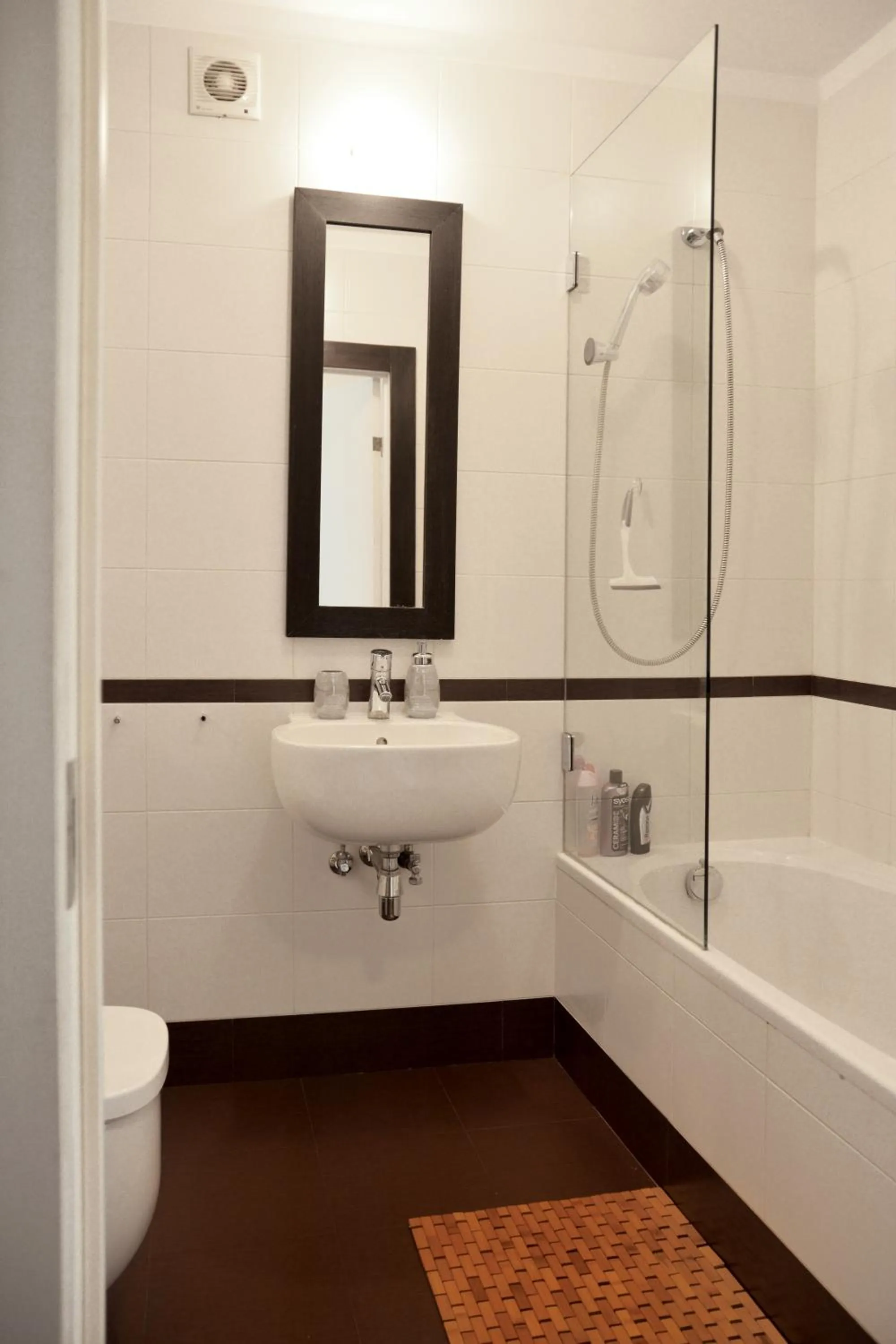 Shower in Szucha Apartments