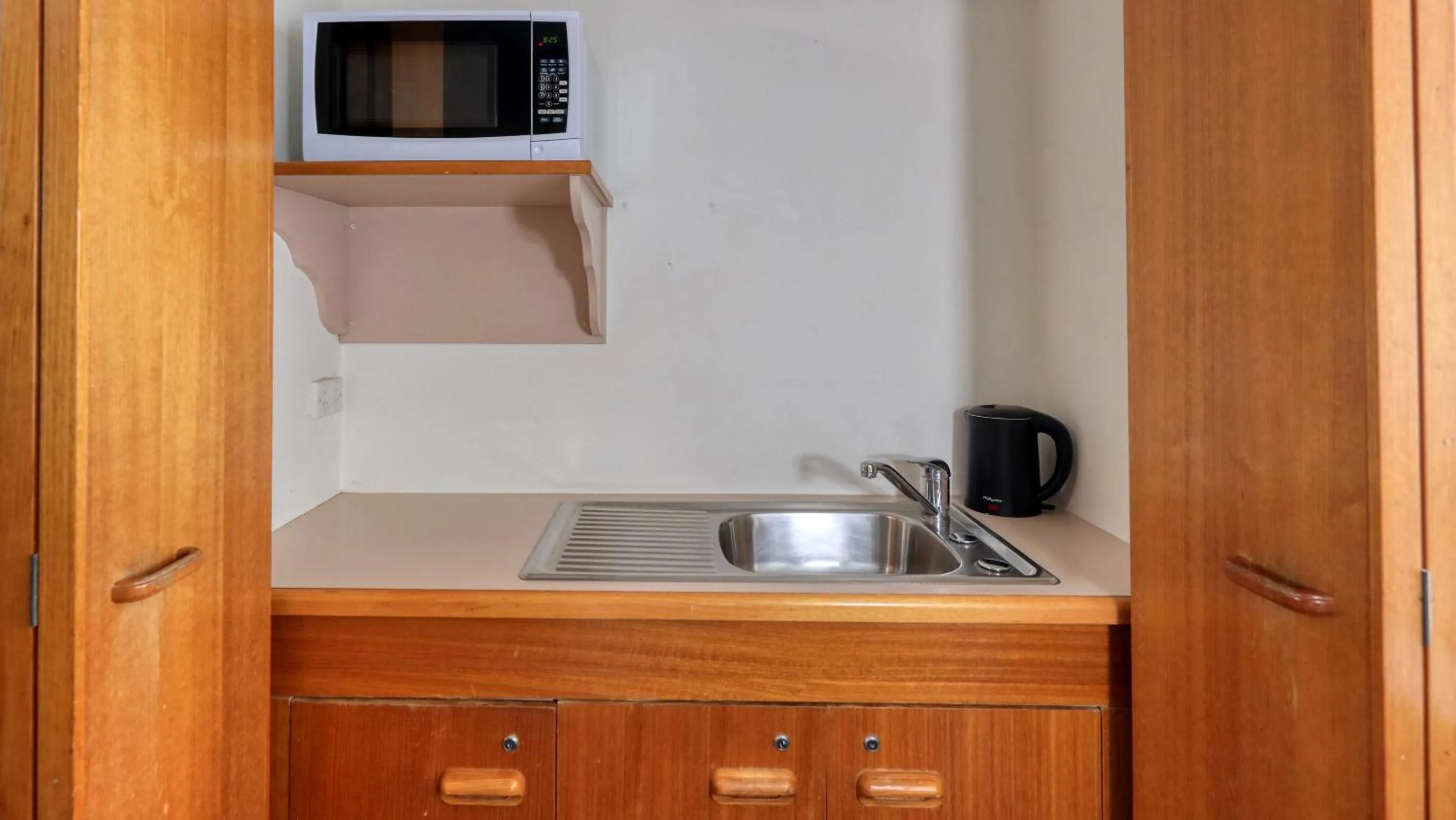 microwave in Best Western Cattle City Motor Inn